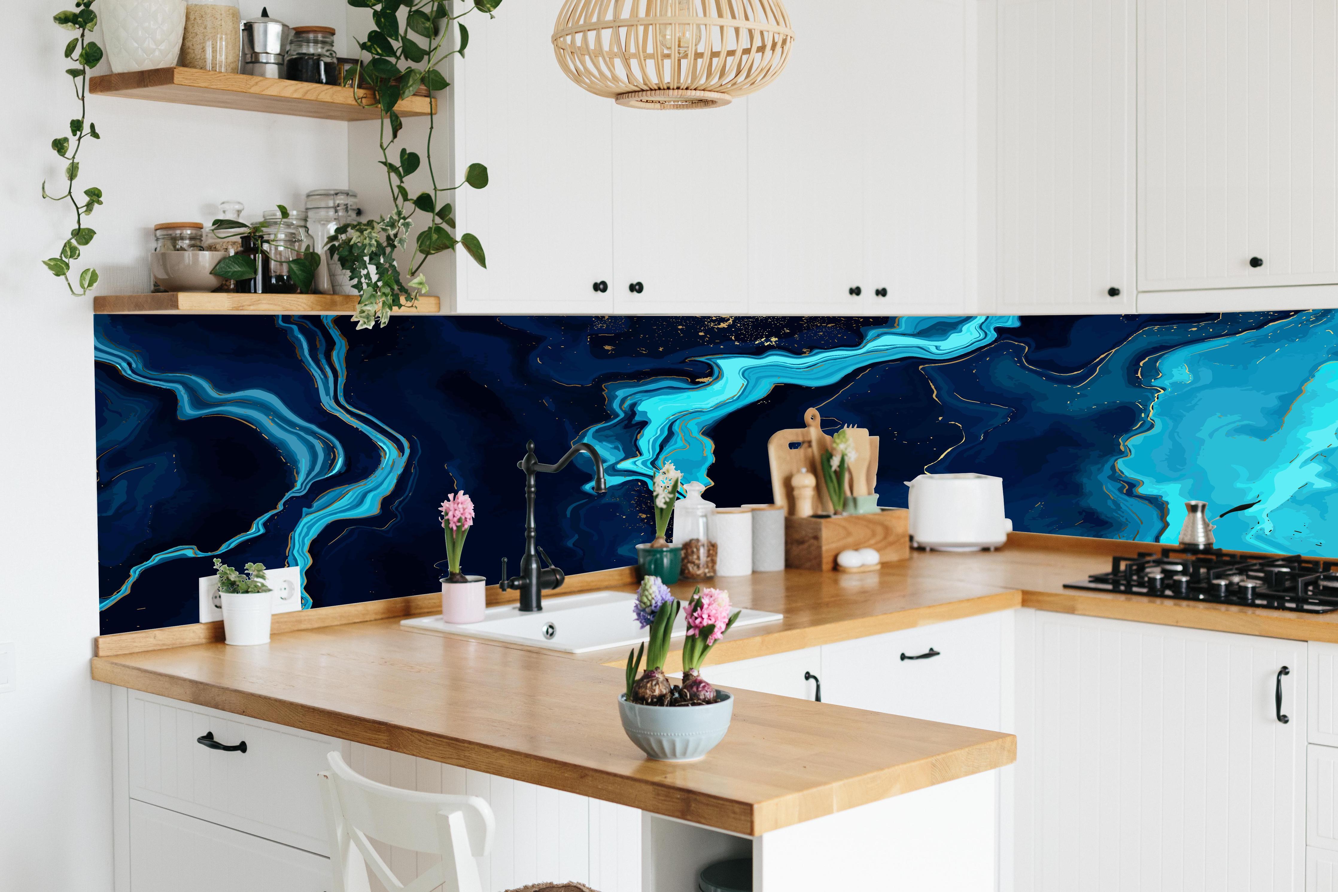 Küche - Abstrakte Kunst Blau Türkis Fließende Linien hinter weißen Hochglanz-Küchenregalen und schwarzem Wasserhahn