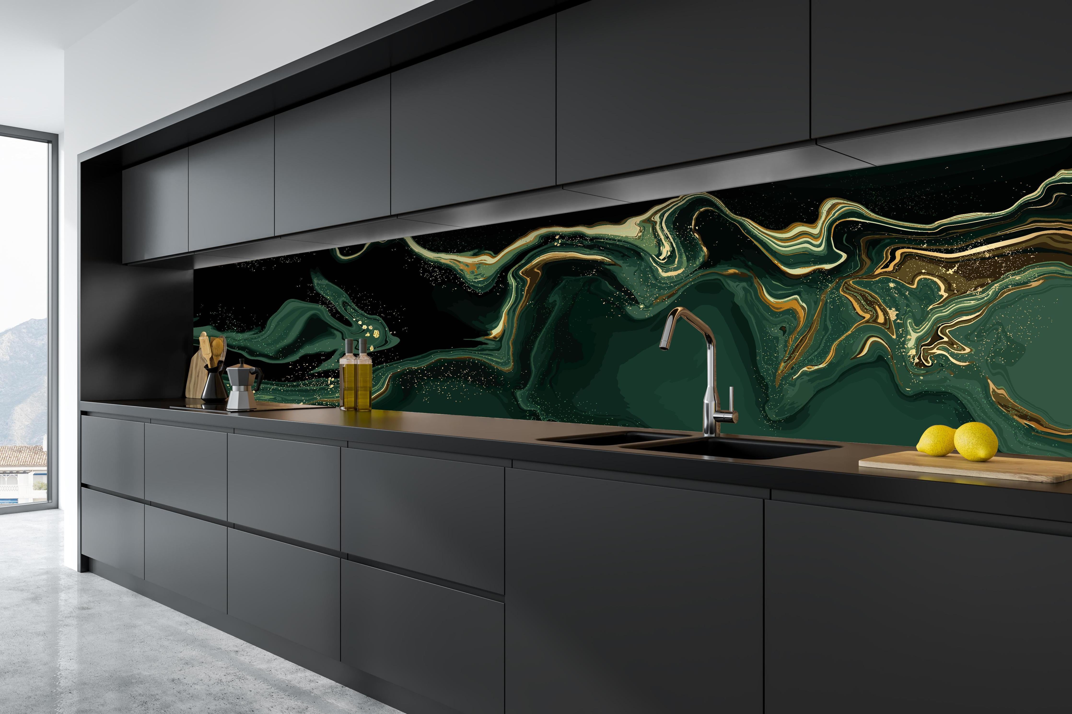 Küche - Abstrakte Kunst Leinwand in Grün mit Goldakzenten hinter weißen Hochglanz-Küchenregalen und schwarzem Wasserhahn