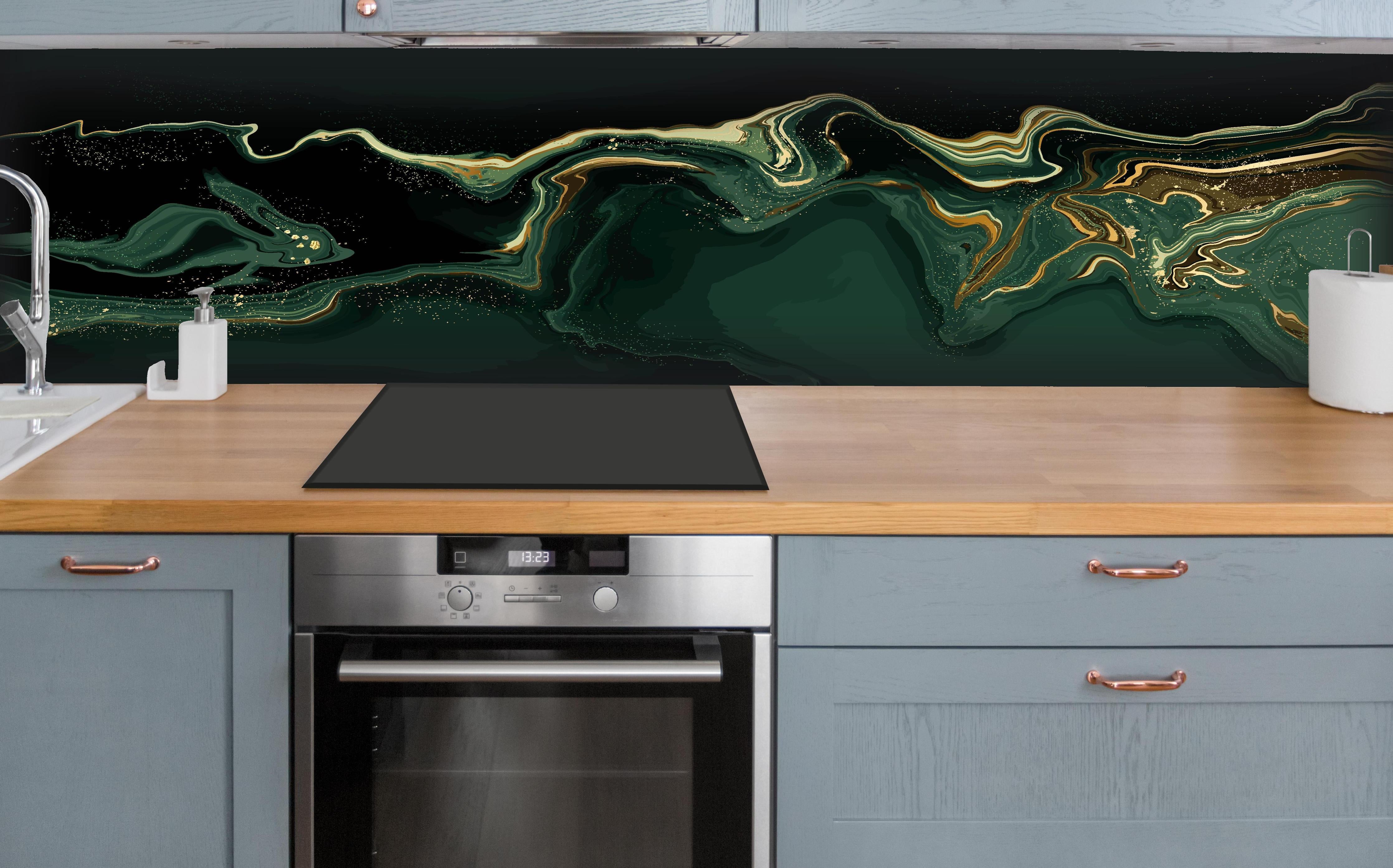 Küche - Abstrakte Kunst Leinwand in Grün mit Goldakzenten hinter weißen Hochglanz-Küchenregalen und schwarzem Wasserhahn