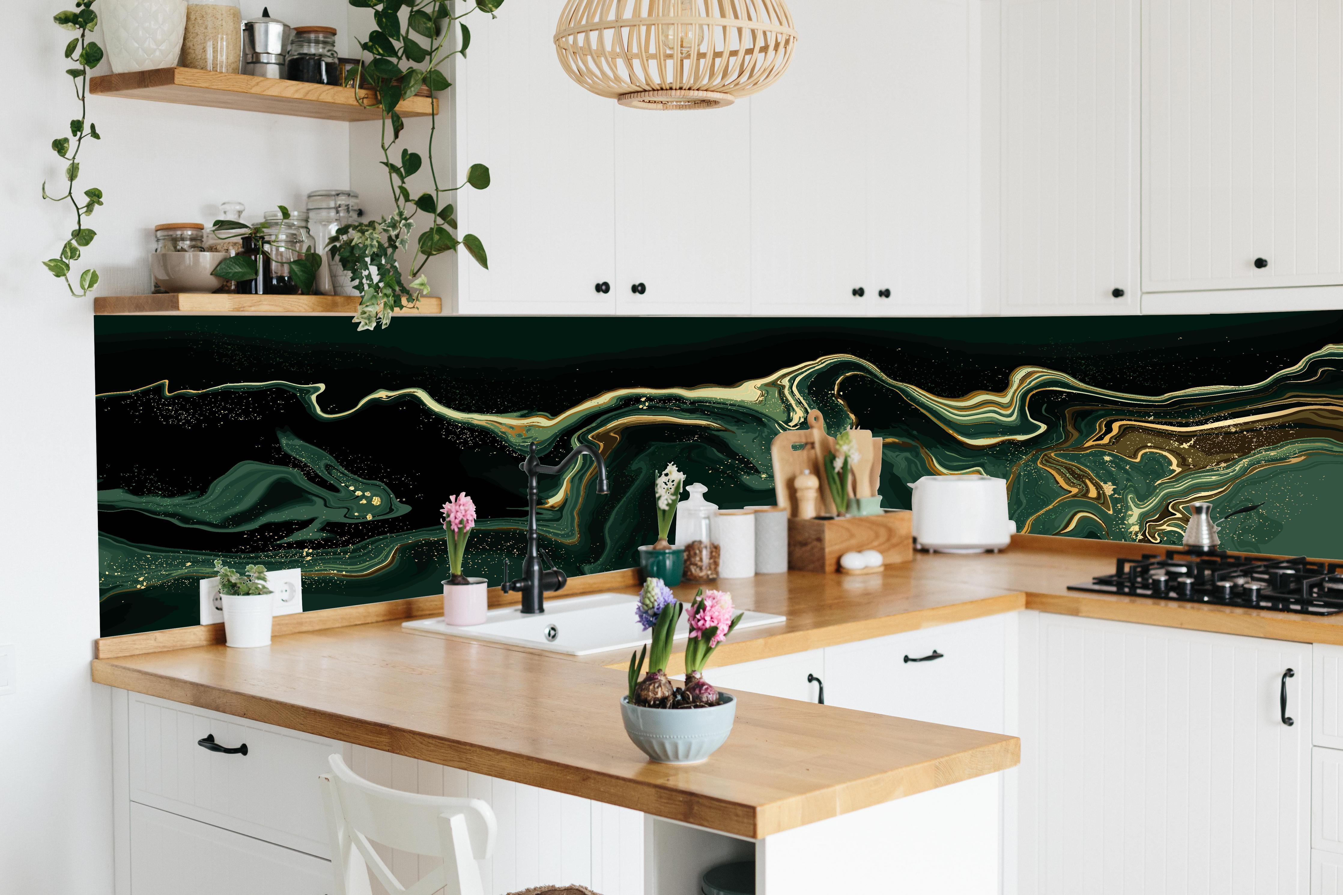 Küche - Abstrakte Kunst Leinwand in Grün mit Goldakzenten hinter weißen Hochglanz-Küchenregalen und schwarzem Wasserhahn