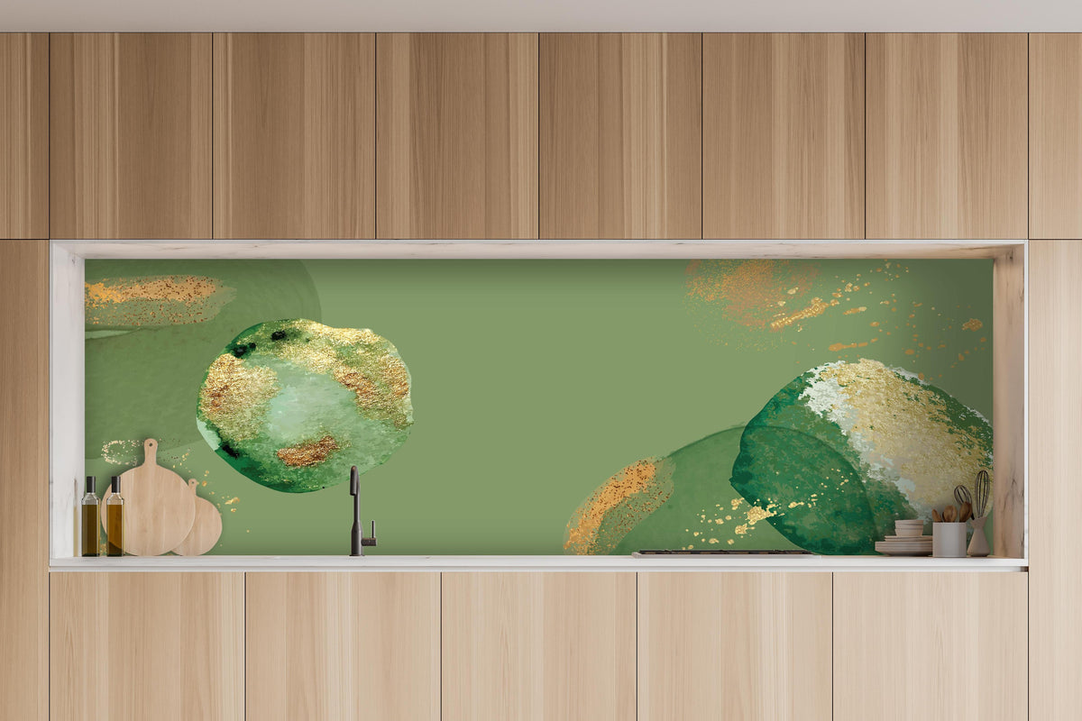 Küche - Abstrakte Kunst in Grün und Goldtönen hinter weißen Hochglanz-Küchenregalen und schwarzem Wasserhahn