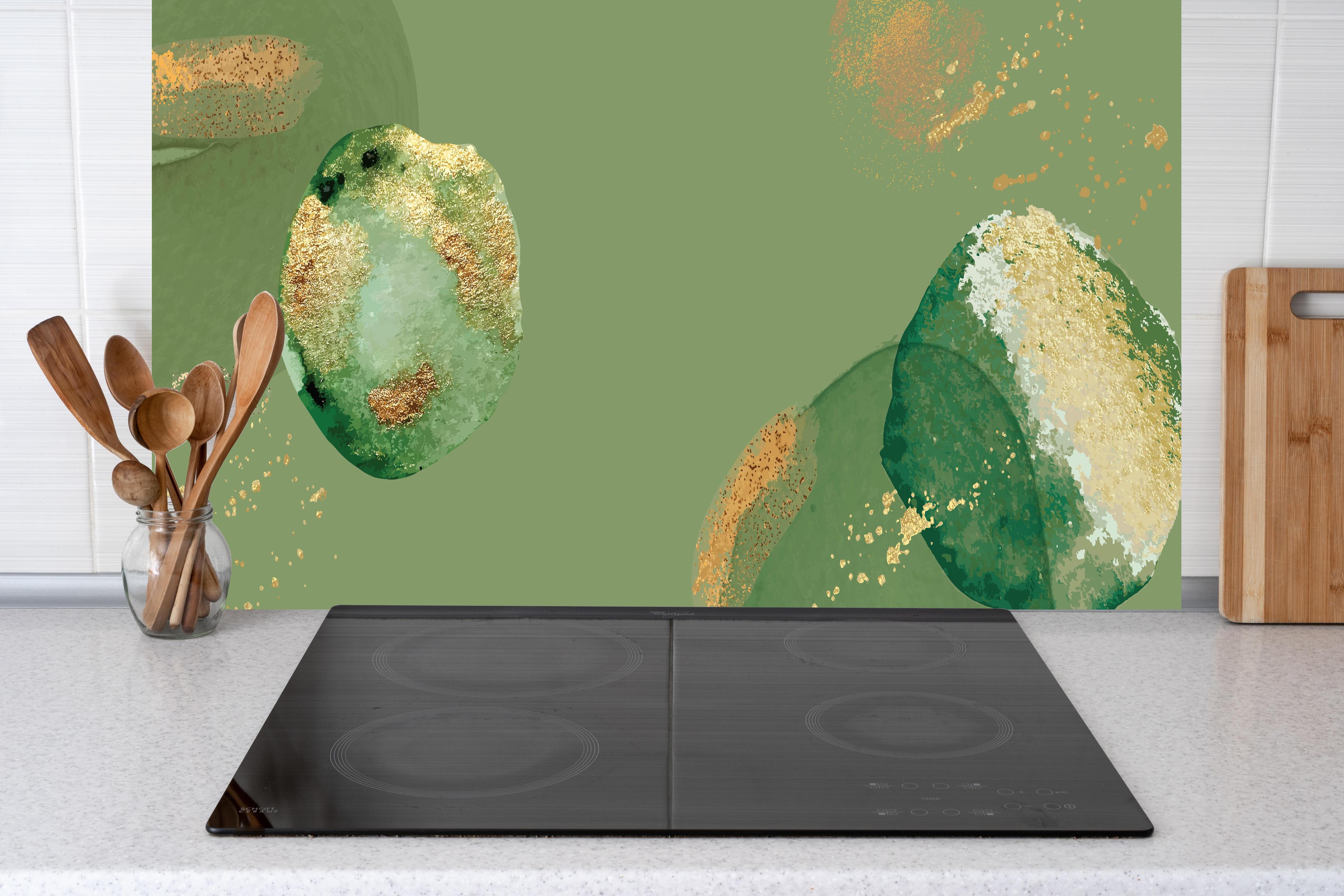 Küche - Abstrakte Kunst in Grün und Goldtönen hinter weißen Hochglanz-Küchenregalen und schwarzem Wasserhahn