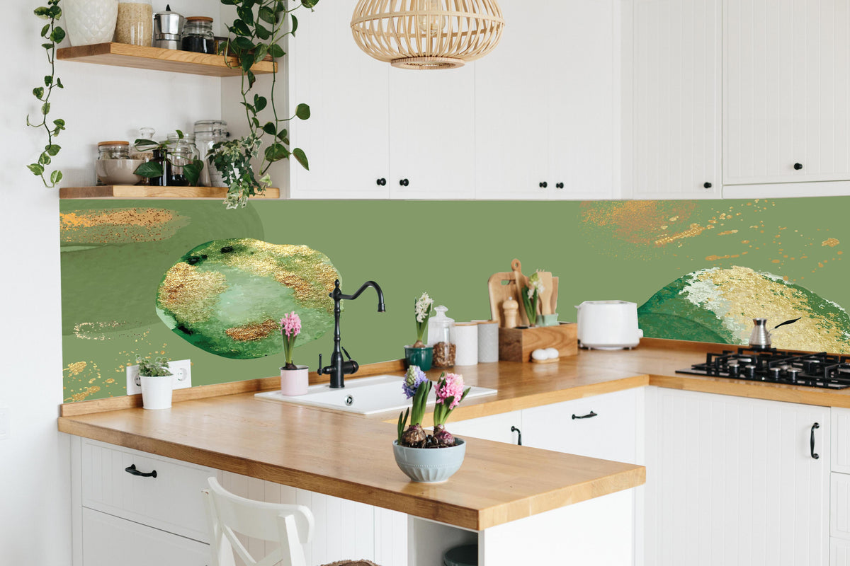 Küche - Abstrakte Kunst in Grün und Goldtönen hinter weißen Hochglanz-Küchenregalen und schwarzem Wasserhahn