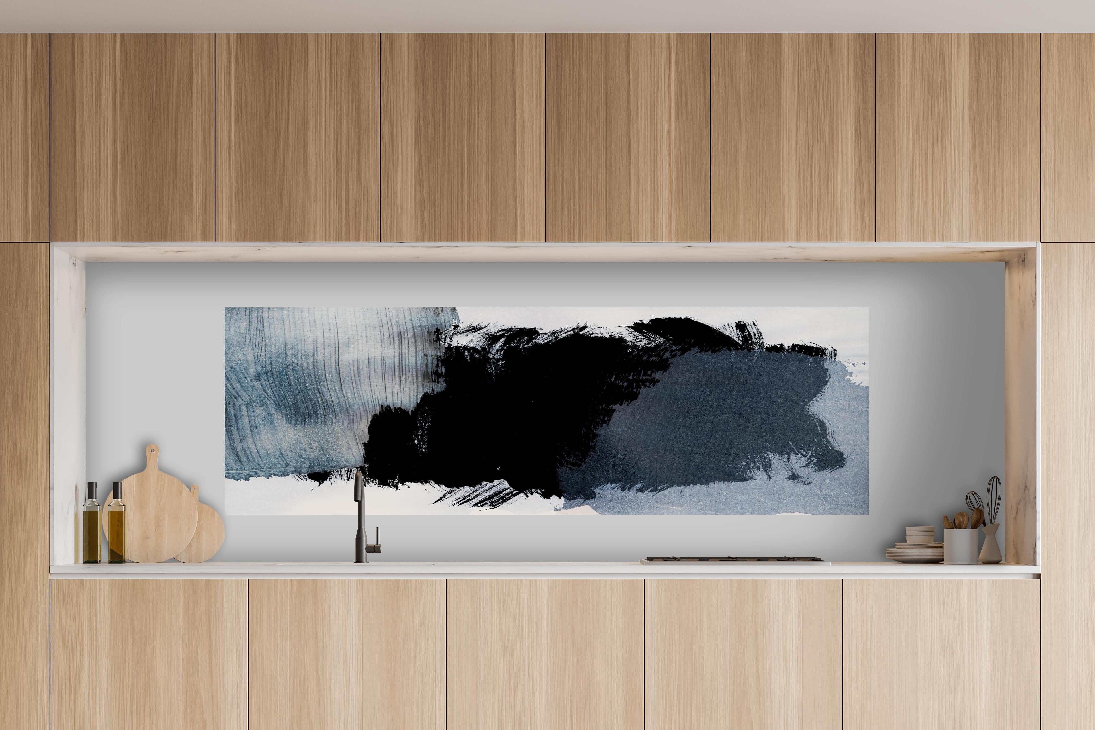 Küche - Abstrakte Kunst in Pastell-Blaugrau-Tönen hinter weißen Hochglanz-Küchenregalen und schwarzem Wasserhahn