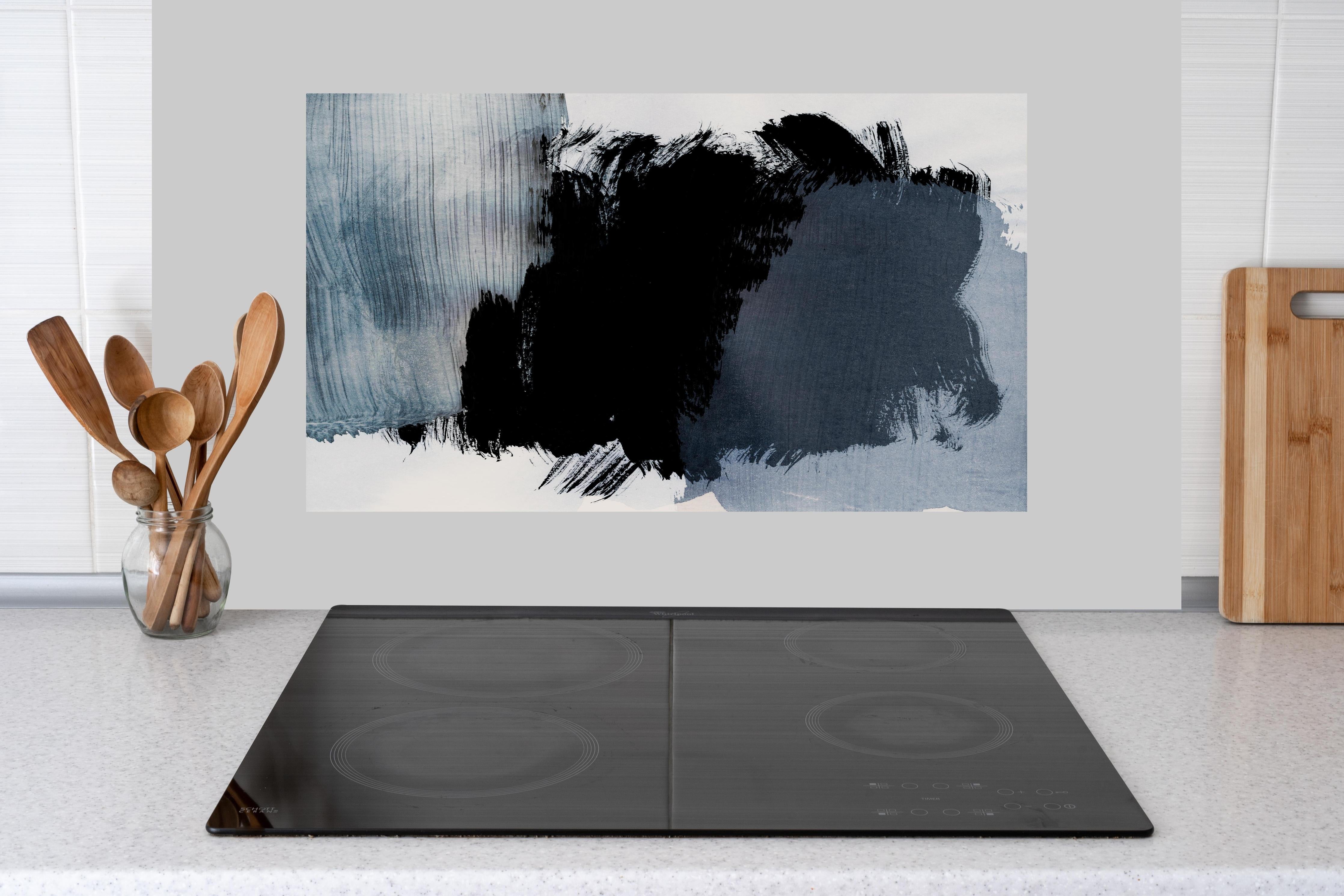 Küche - Abstrakte Kunst in Pastell-Blaugrau-Tönen hinter weißen Hochglanz-Küchenregalen und schwarzem Wasserhahn