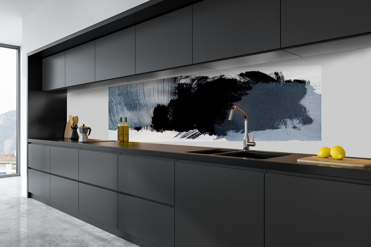 Küche - Abstrakte Kunst in Pastell-Blaugrau-Tönen hinter weißen Hochglanz-Küchenregalen und schwarzem Wasserhahn