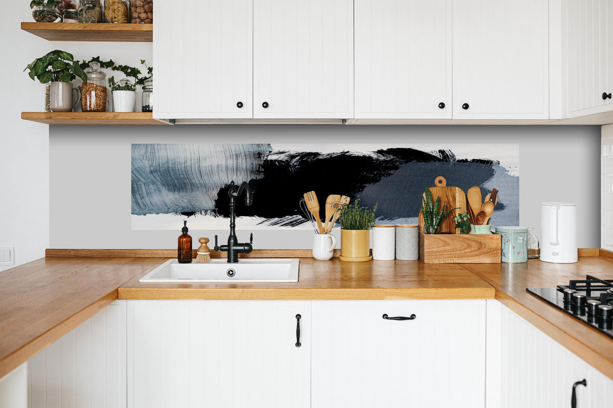 Küche - Abstrakte Kunst in Pastell-Blaugrau-Tönen hinter weißen Hochglanz-Küchenregalen und schwarzem Wasserhahn