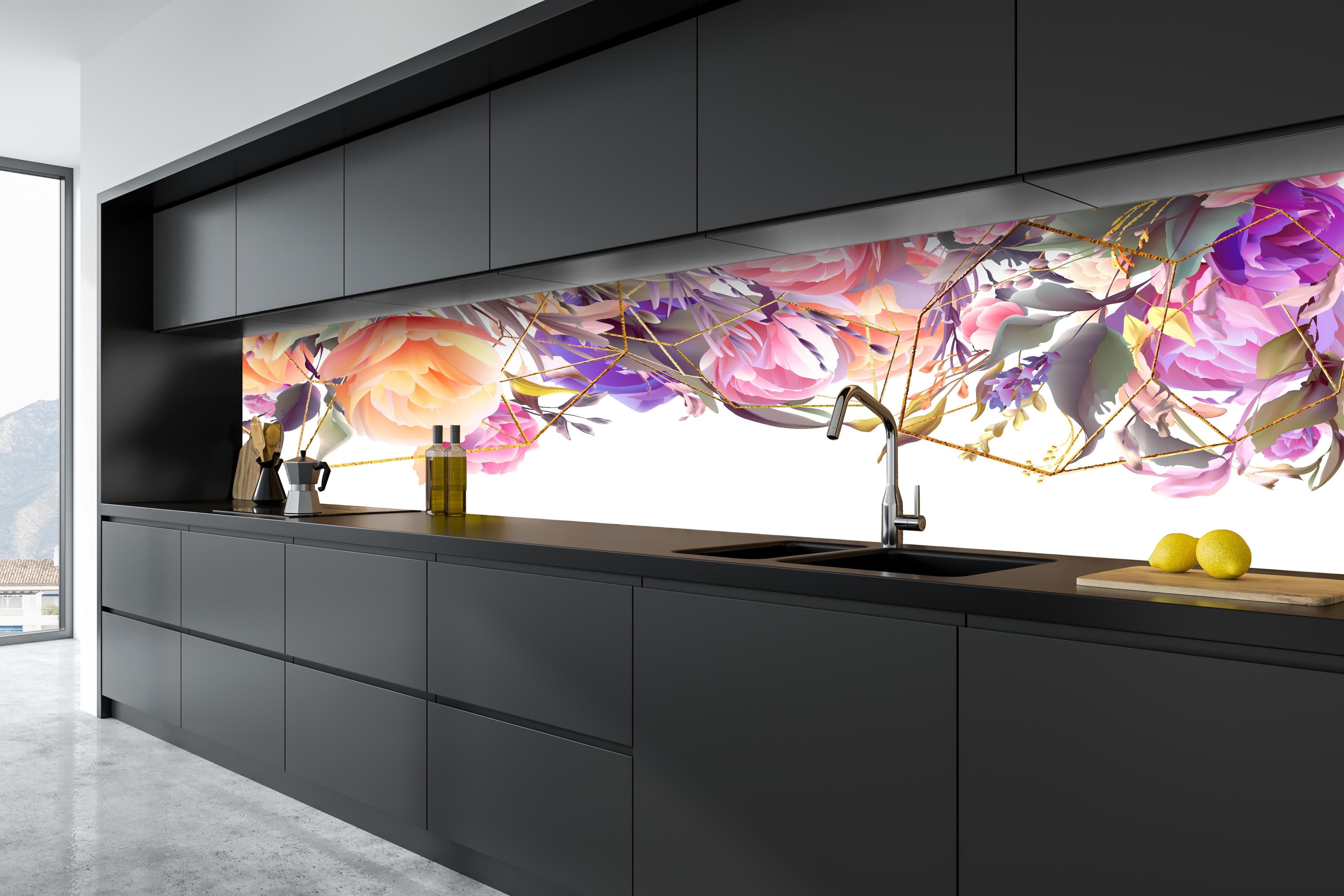 Küche - Abstrakte Kunst mit bunten Blumen und Geometrie hinter weißen Hochglanz-Küchenregalen und schwarzem Wasserhahn