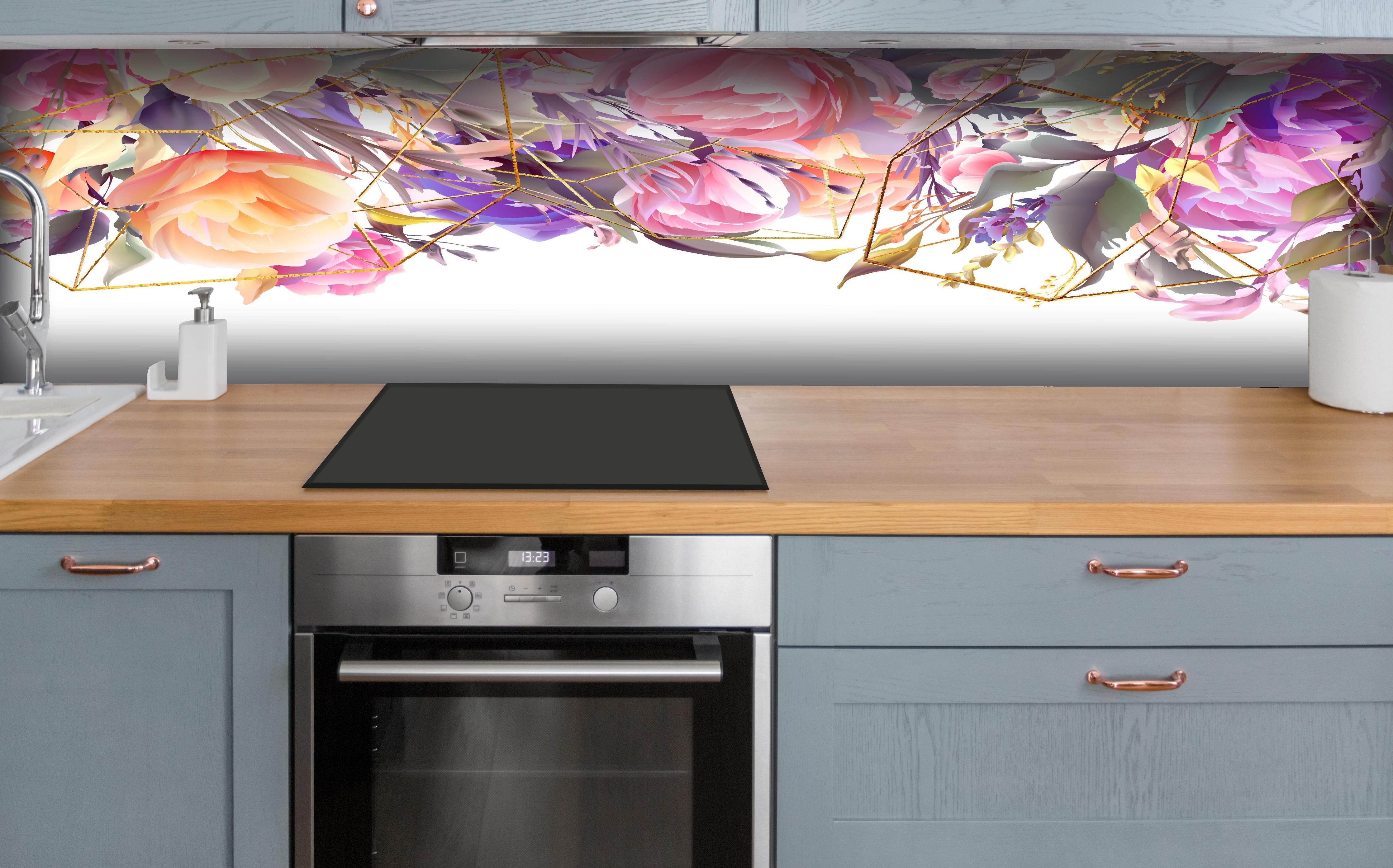 Küche - Abstrakte Kunst mit bunten Blumen und Geometrie hinter weißen Hochglanz-Küchenregalen und schwarzem Wasserhahn