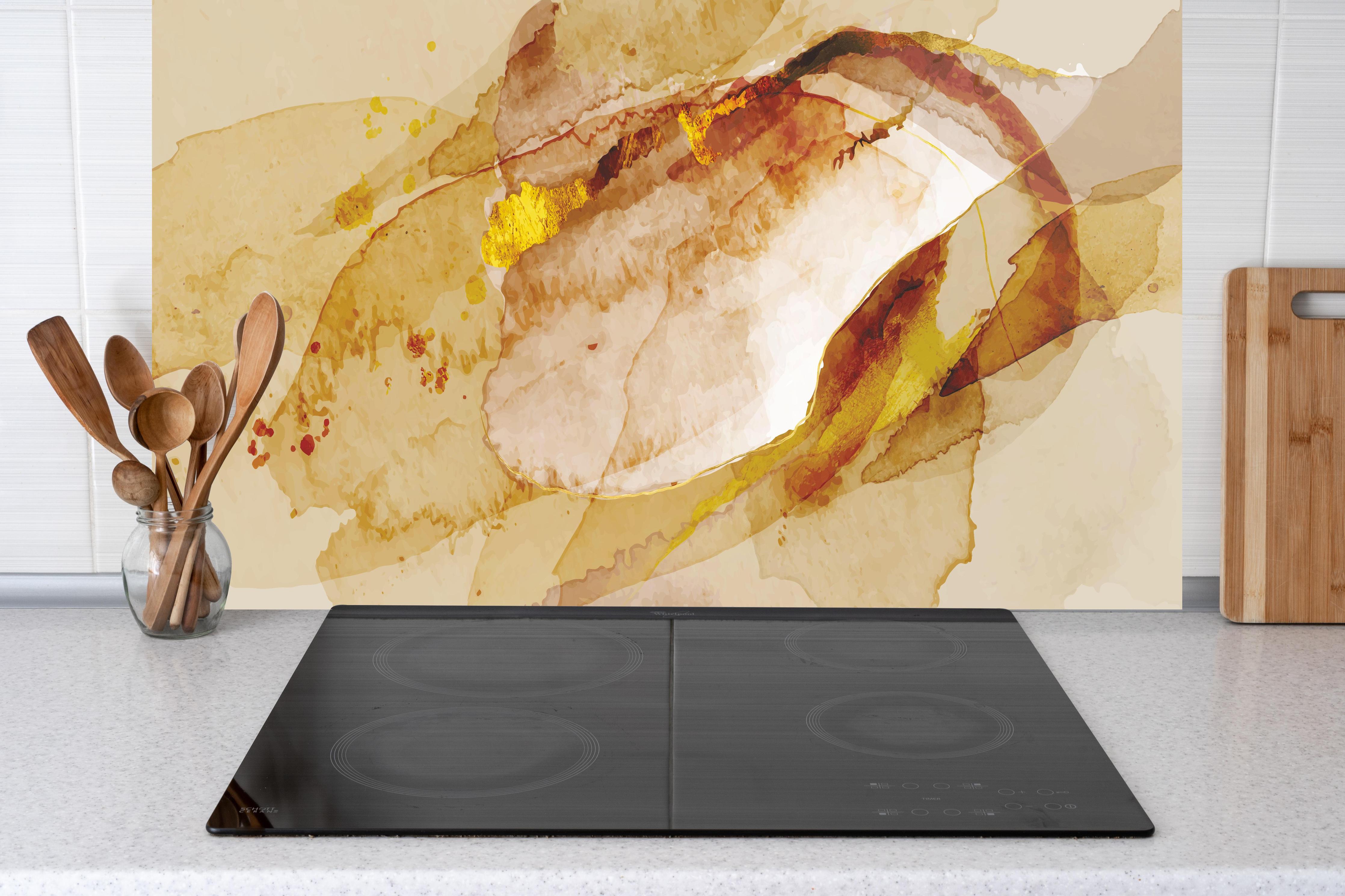 Küche - Abstrakte Kunst mit goldenen Akzenten Aquarell hinter weißen Hochglanz-Küchenregalen und schwarzem Wasserhahn