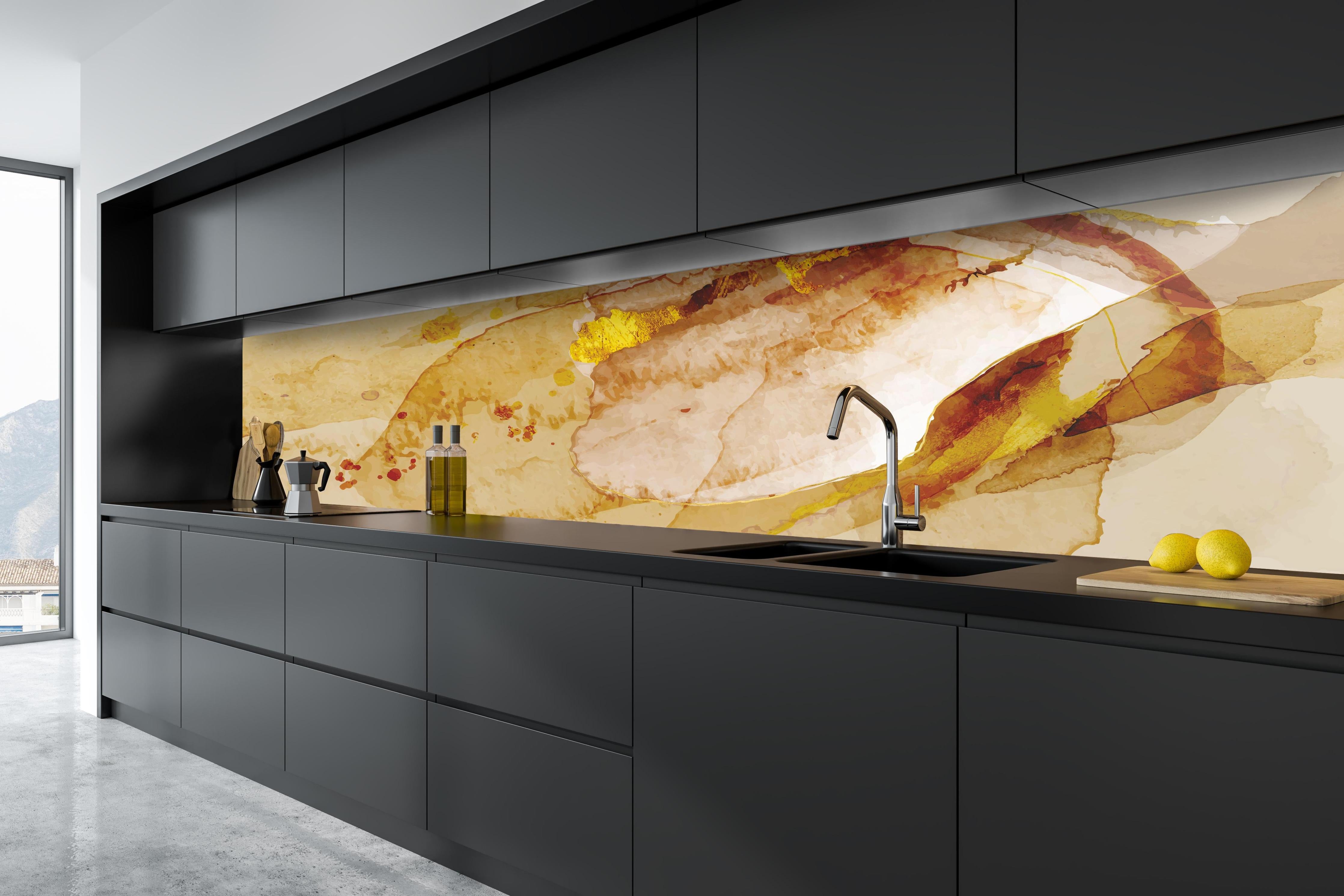 Küche - Abstrakte Kunst mit goldenen Akzenten Aquarell hinter weißen Hochglanz-Küchenregalen und schwarzem Wasserhahn