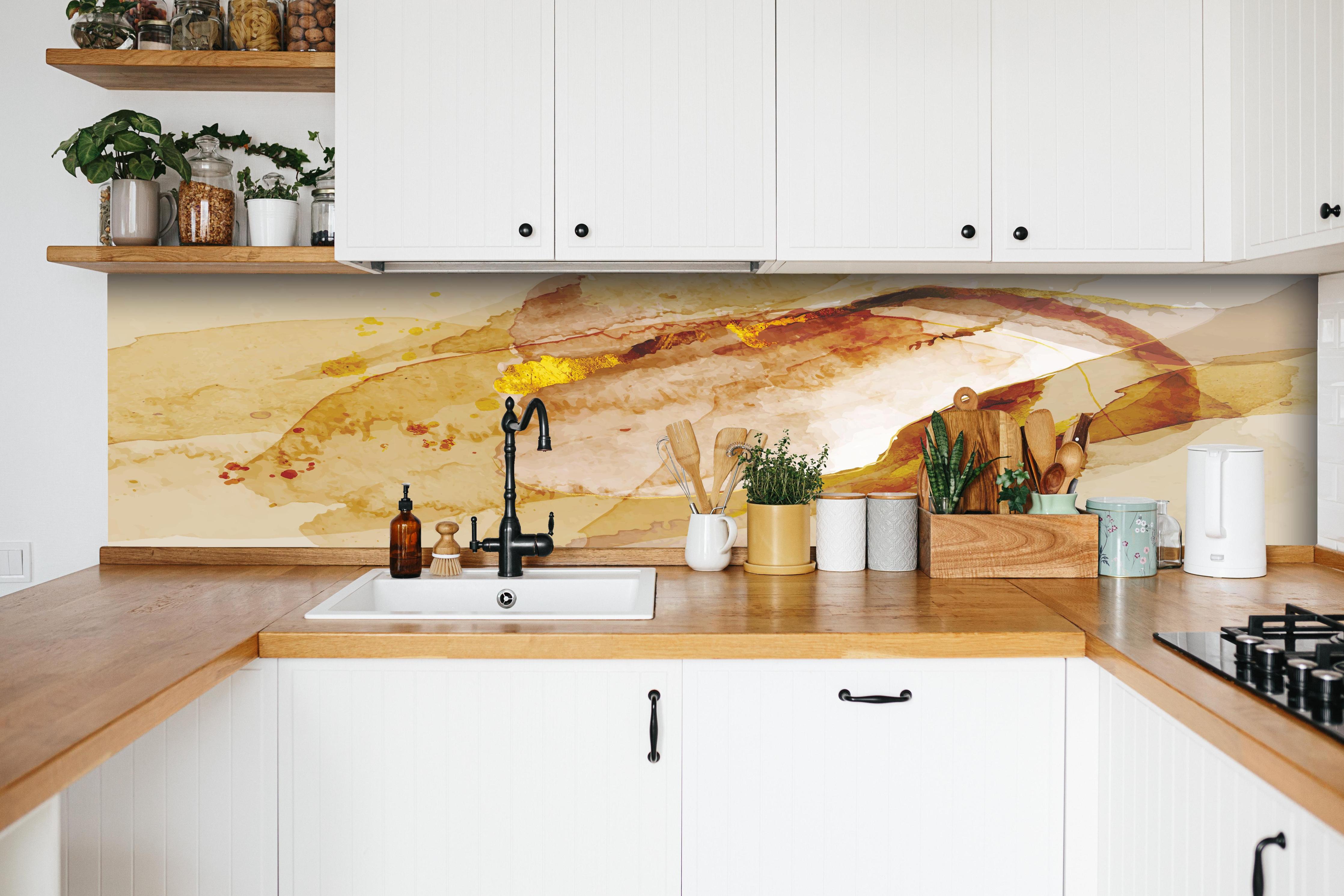 Küche - Abstrakte Kunst mit goldenen Akzenten Aquarell hinter weißen Hochglanz-Küchenregalen und schwarzem Wasserhahn