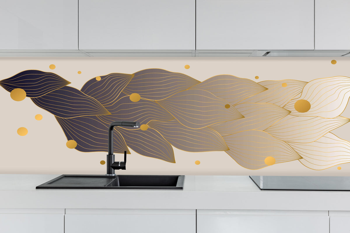 Küche - Abstrakte Kunst mit goldenen Akzenten hinter weißen Hochglanz-Küchenregalen und schwarzem Wasserhahn