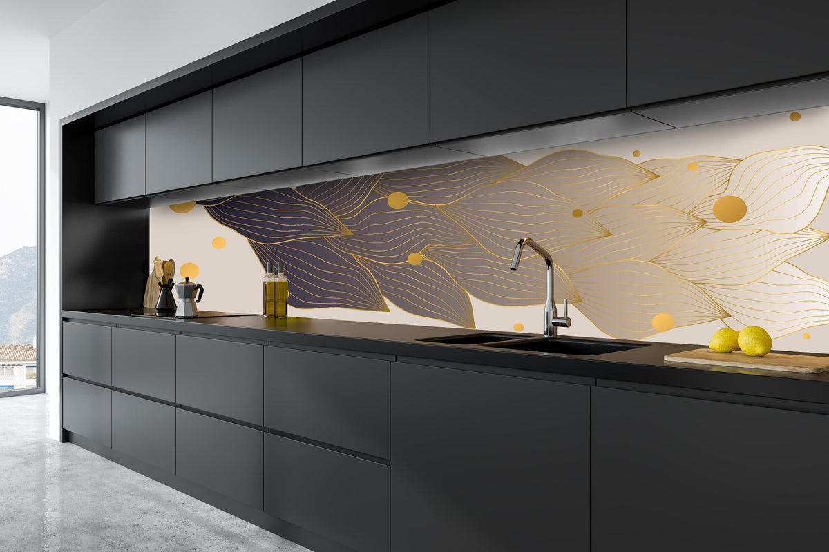 Küche - Abstrakte Kunst mit goldenen Akzenten hinter weißen Hochglanz-Küchenregalen und schwarzem Wasserhahn