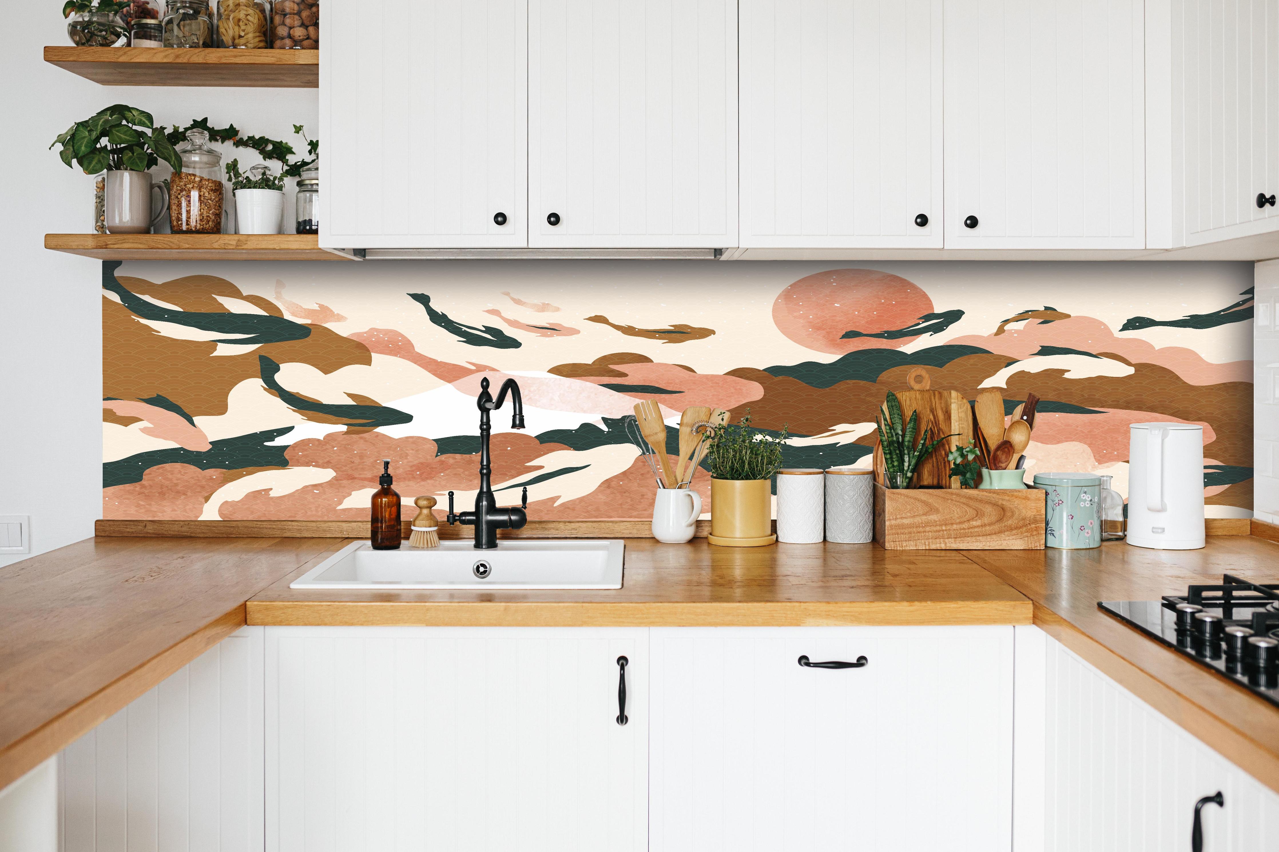 Küche - Abstrakte Landschaft in sanften Pastelltönen hinter weißen Hochglanz-Küchenregalen und schwarzem Wasserhahn