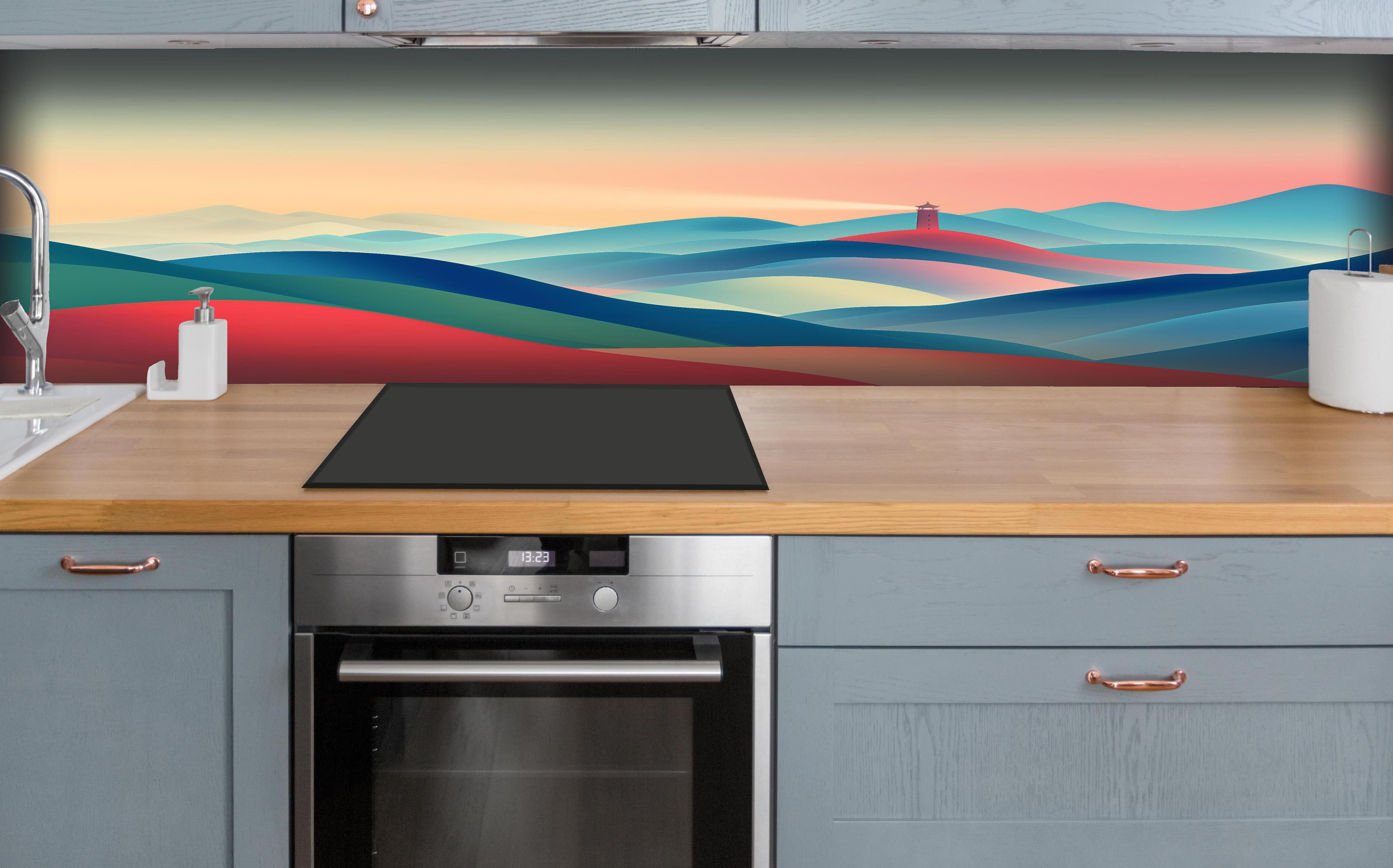 Küche - Abstrakte Landschaft mit sanften Farbverläufen und Leuchtturm im Mittelpunkt hinter weißen Hochglanz-Küchenregalen und schwarzem Wasserhahn