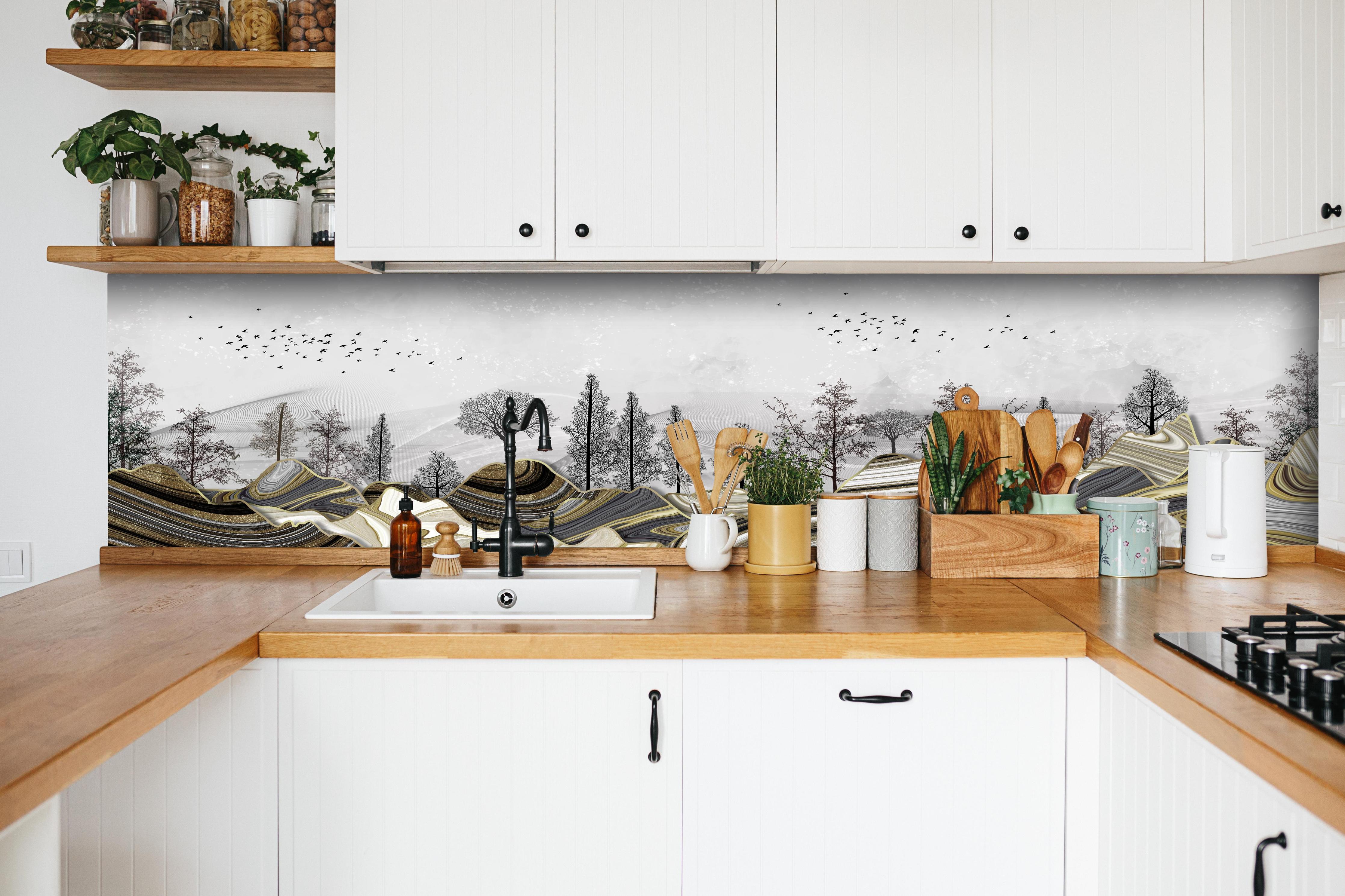 Küche - Abstrakte Landschafts- Zeichnung hinter weißen Hochglanz-Küchenregalen und schwarzem Wasserhahn