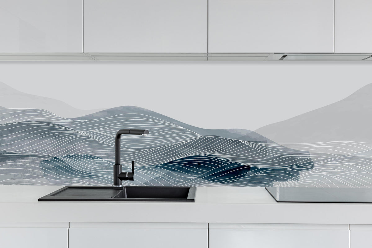 Küche - Abstrakte Linien Kunst in Grau und Weiß hinter weißen Hochglanz-Küchenregalen und schwarzem Wasserhahn