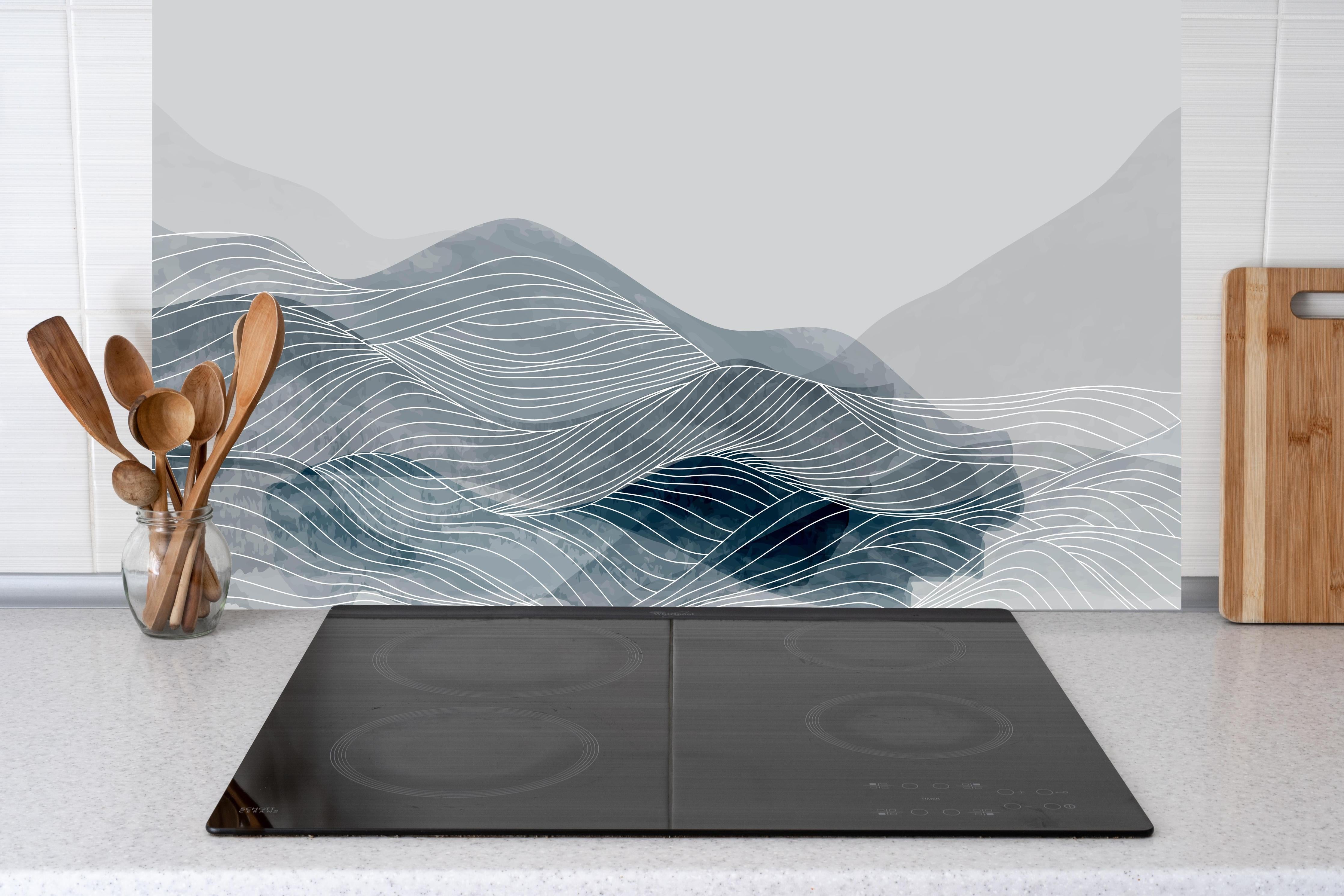 Küche - Abstrakte Linien Kunst in Grau und Weiß hinter weißen Hochglanz-Küchenregalen und schwarzem Wasserhahn