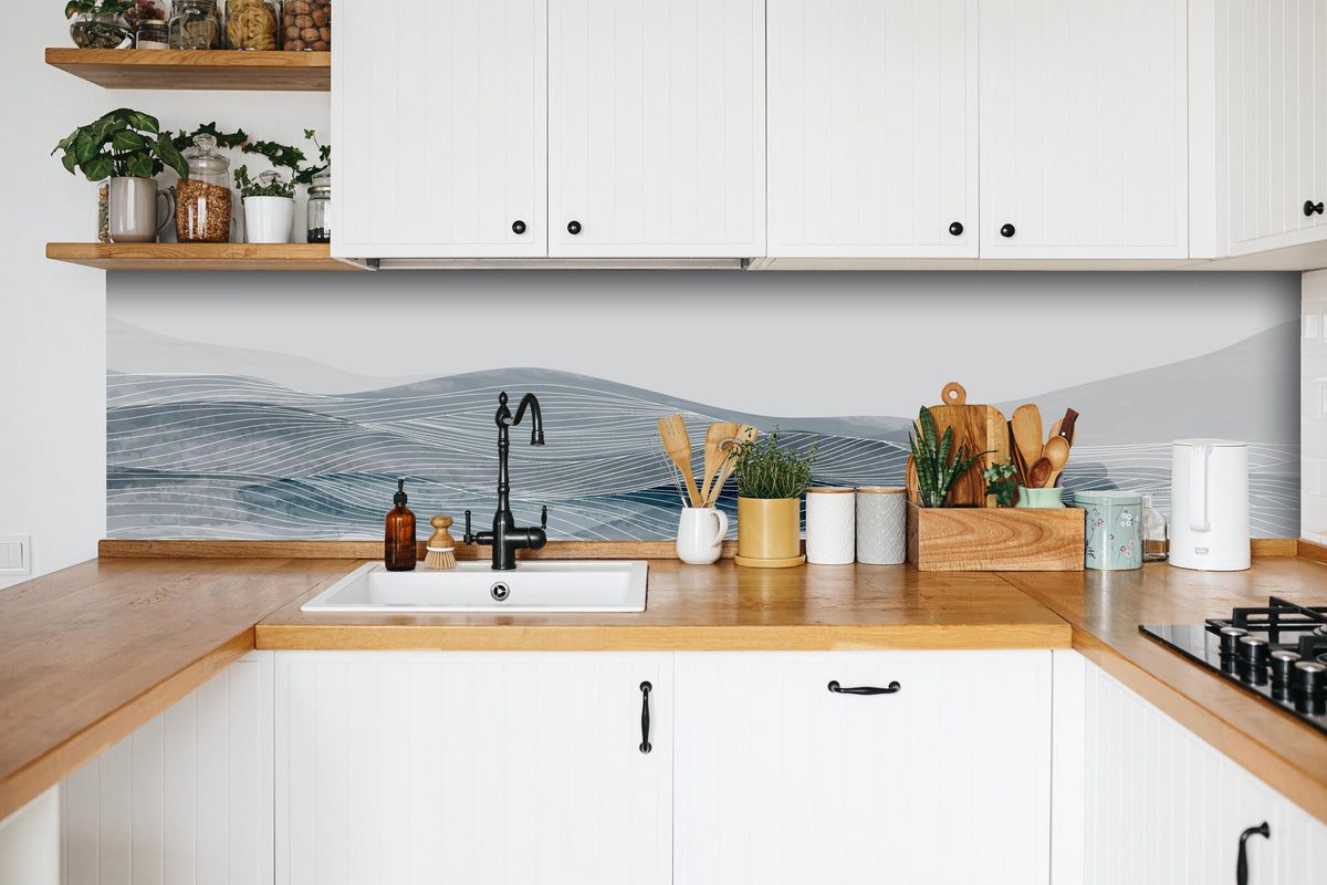 Küche - Abstrakte Linien Kunst in Grau und Weiß hinter weißen Hochglanz-Küchenregalen und schwarzem Wasserhahn