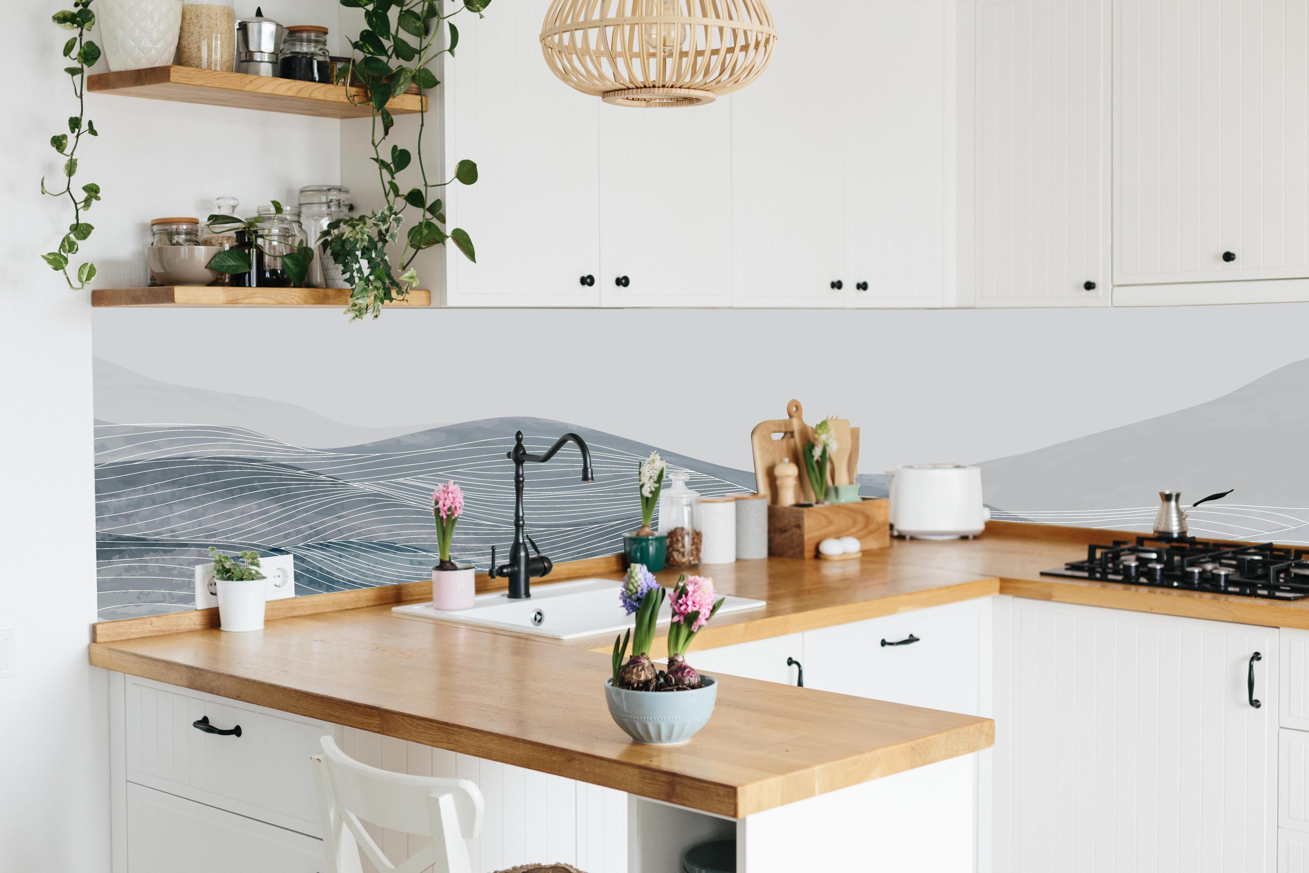 Küche - Abstrakte Linien Kunst in Grau und Weiß hinter weißen Hochglanz-Küchenregalen und schwarzem Wasserhahn