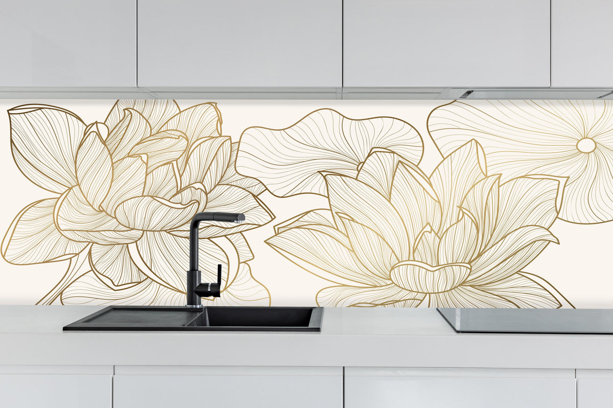 Küche - Abstrakte Linienkunst mit floralen Motiven hinter weißen Hochglanz-Küchenregalen und schwarzem Wasserhahn