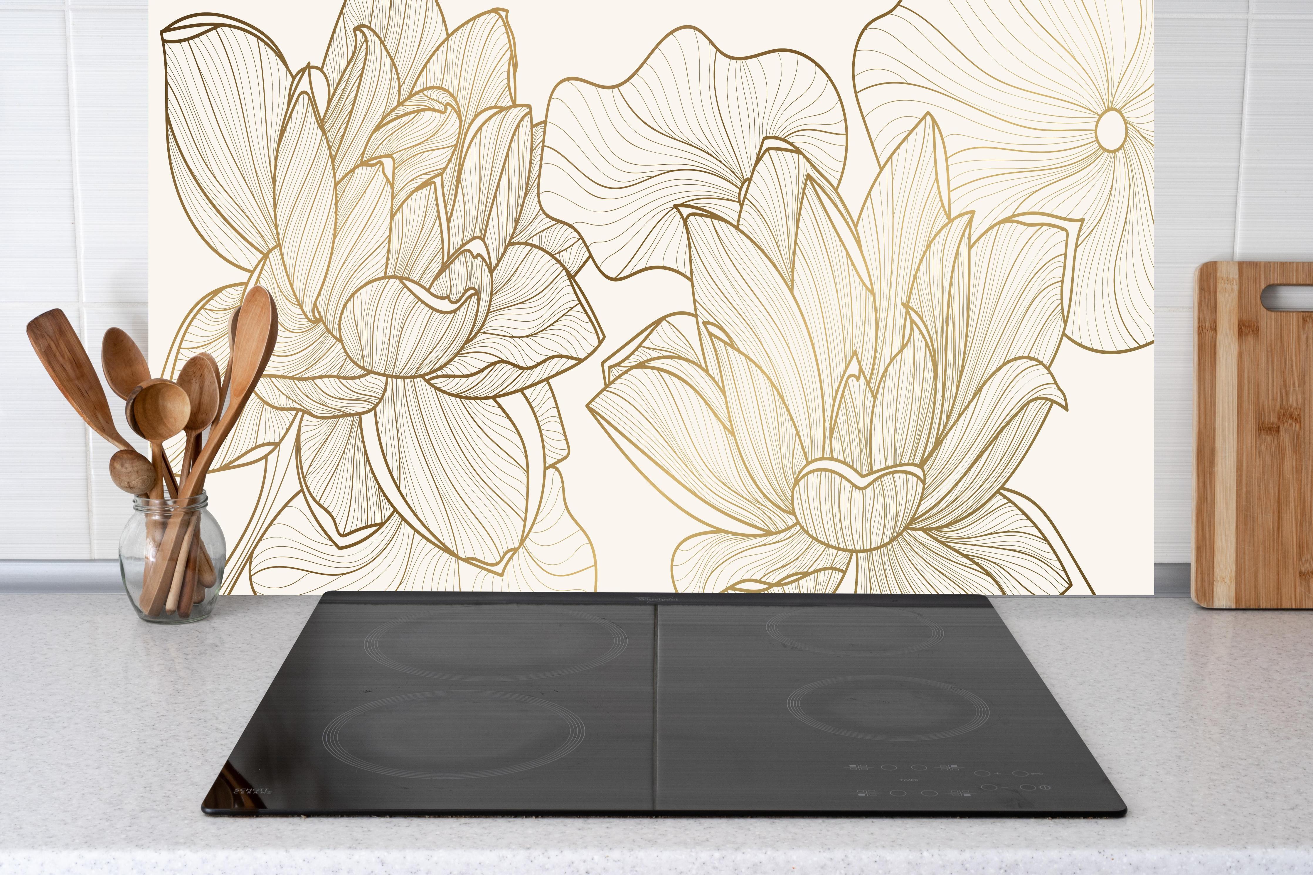 Küche - Abstrakte Linienkunst mit floralen Motiven hinter weißen Hochglanz-Küchenregalen und schwarzem Wasserhahn