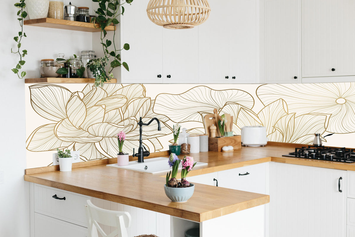 Küche - Abstrakte Linienkunst mit floralen Motiven hinter weißen Hochglanz-Küchenregalen und schwarzem Wasserhahn