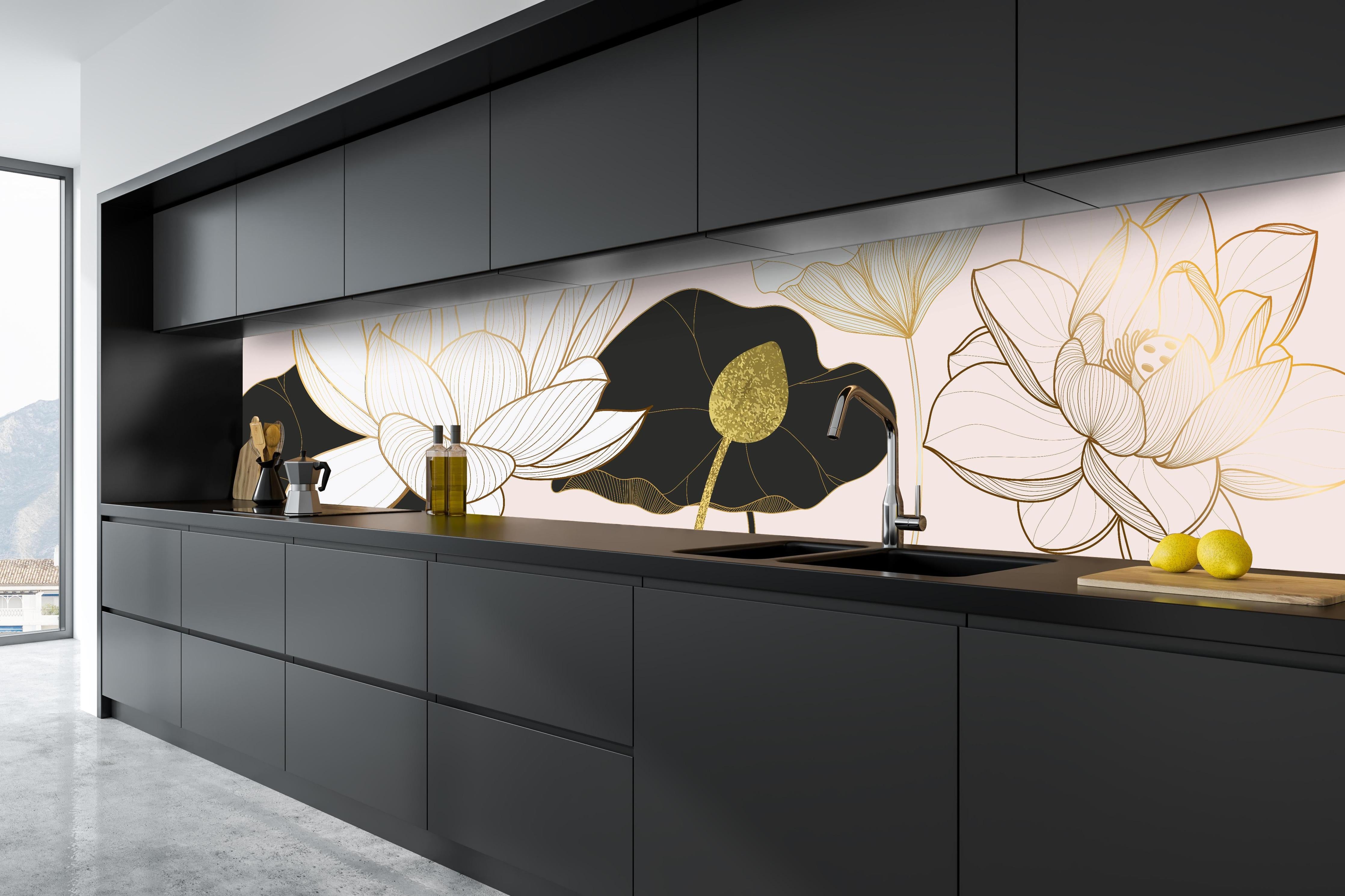 Küche - Abstrakte Lotusblüten in Gold-Schwarz-Design hinter weißen Hochglanz-Küchenregalen und schwarzem Wasserhahn