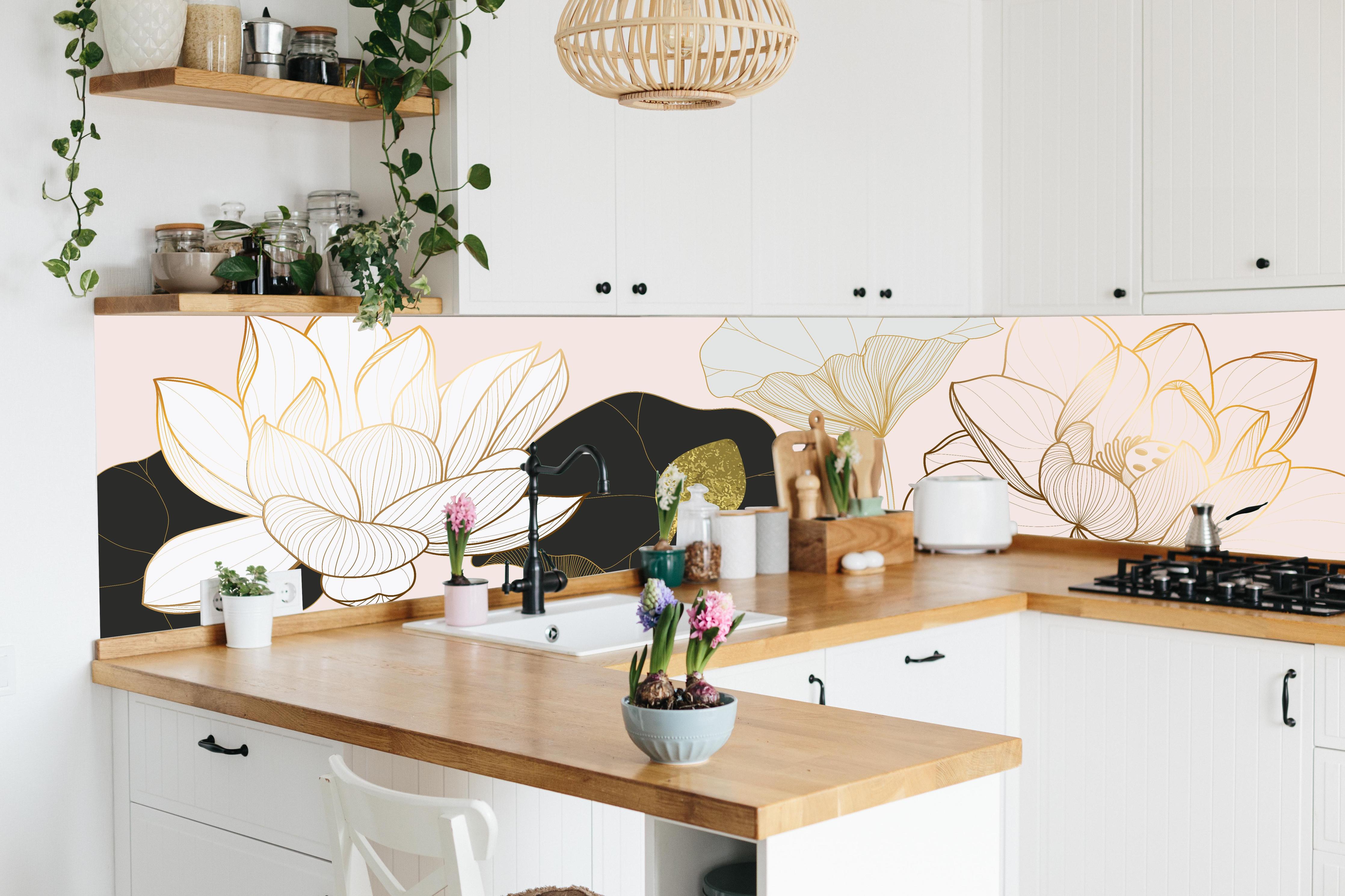 Küche - Abstrakte Lotusblüten in Gold-Schwarz-Design hinter weißen Hochglanz-Küchenregalen und schwarzem Wasserhahn