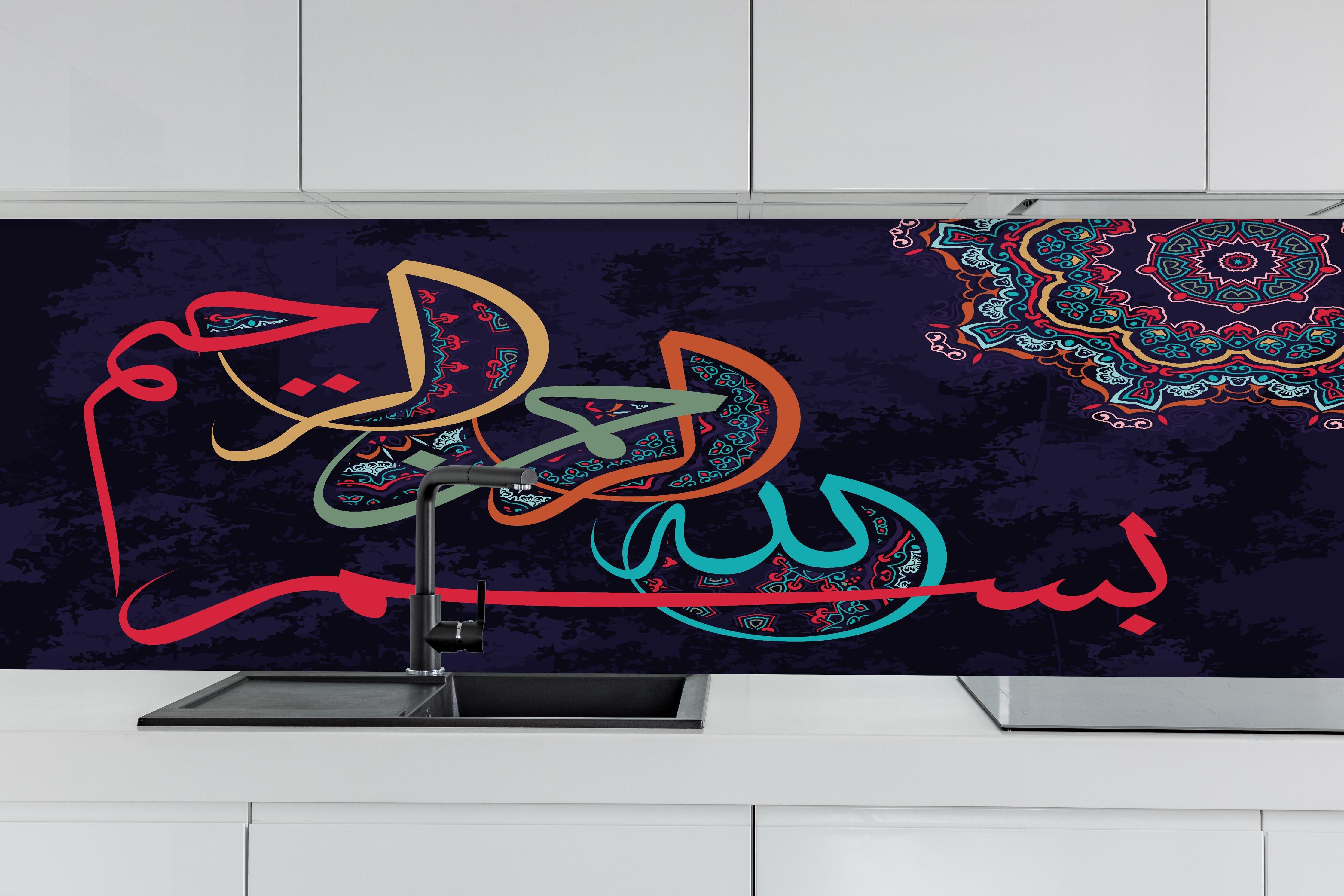 Küche - Abstrakte Orientalische Kalligraphie in Farbe hinter weißen Hochglanz-Küchenregalen und schwarzem Wasserhahn