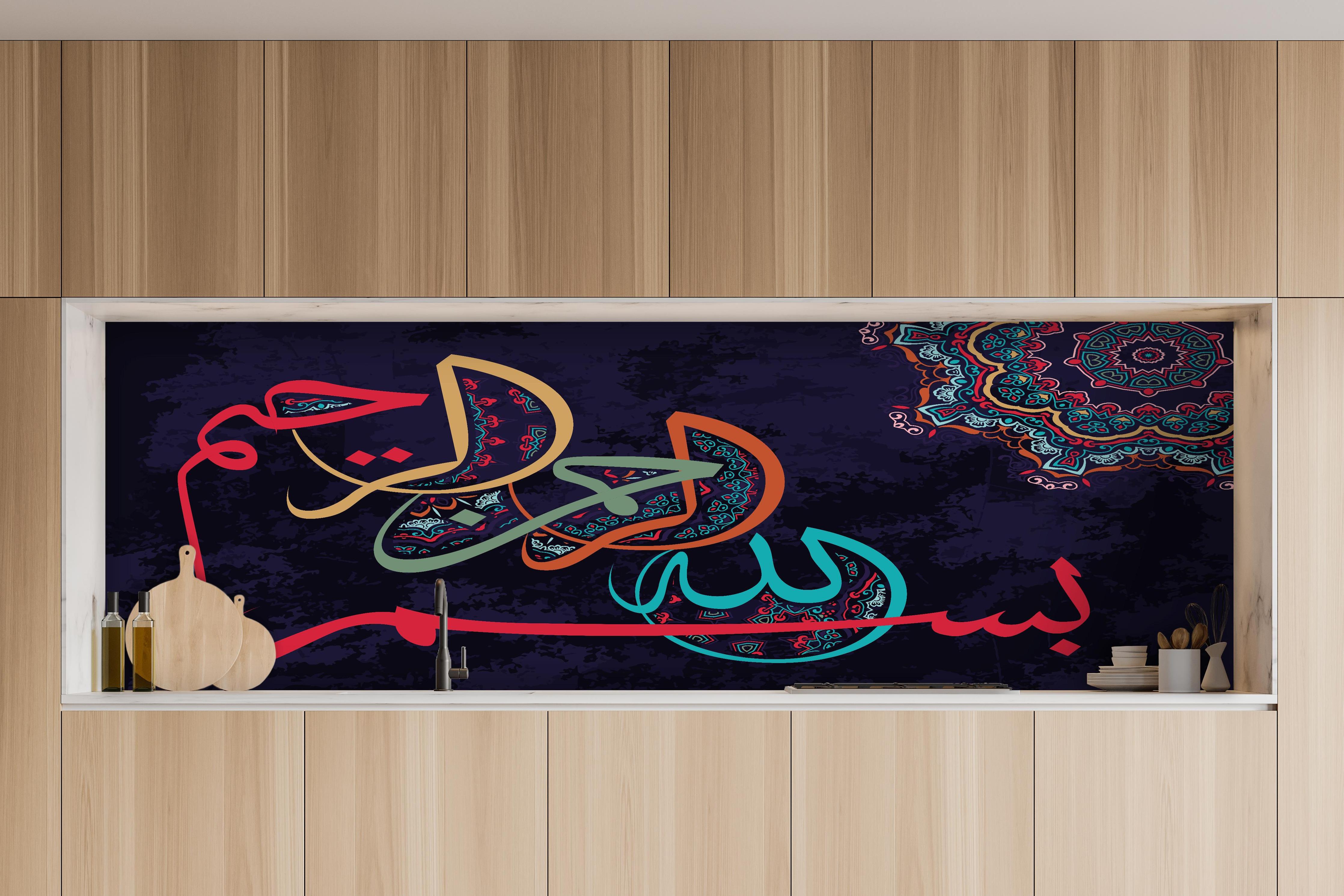 Küche - Abstrakte Orientalische Kalligraphie in Farbe hinter weißen Hochglanz-Küchenregalen und schwarzem Wasserhahn