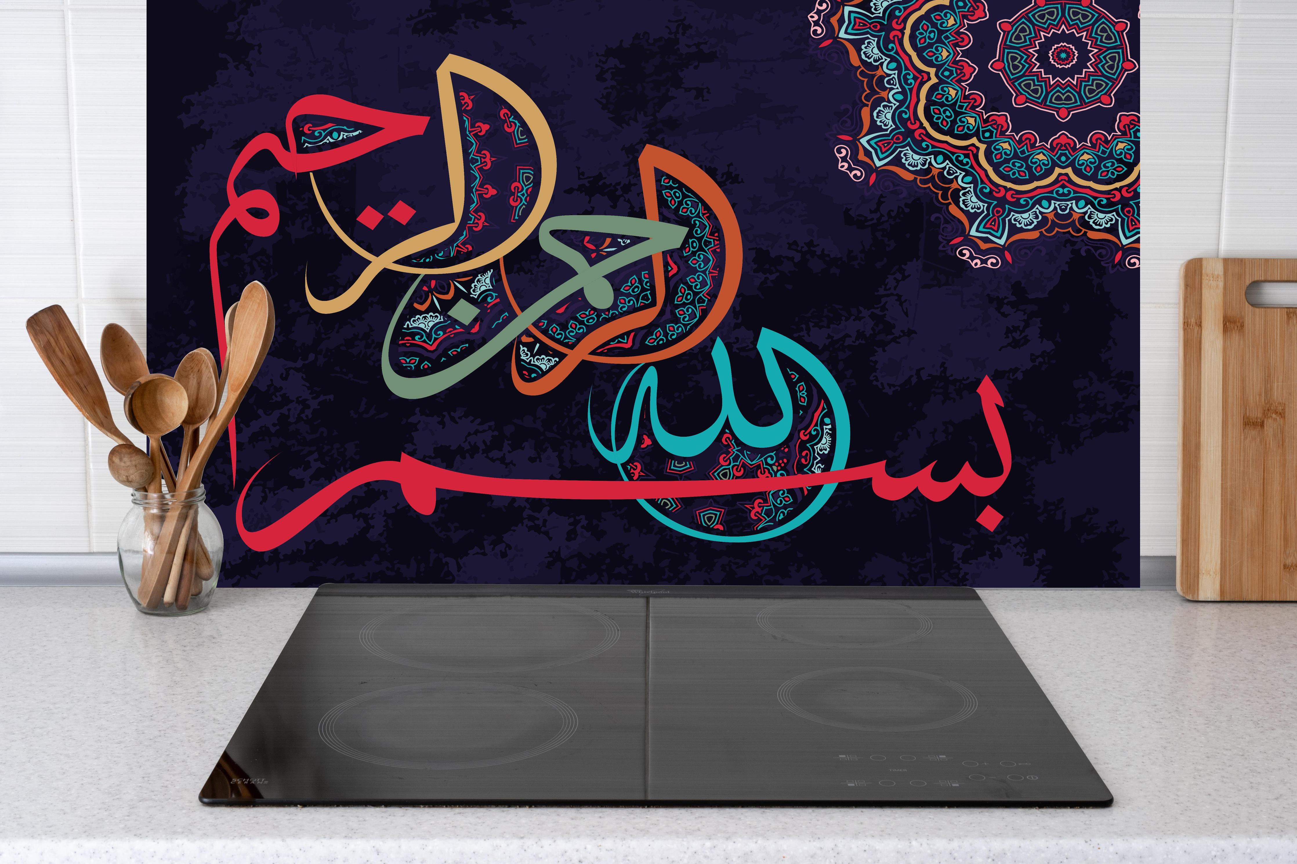 Küche - Abstrakte Orientalische Kalligraphie in Farbe hinter weißen Hochglanz-Küchenregalen und schwarzem Wasserhahn