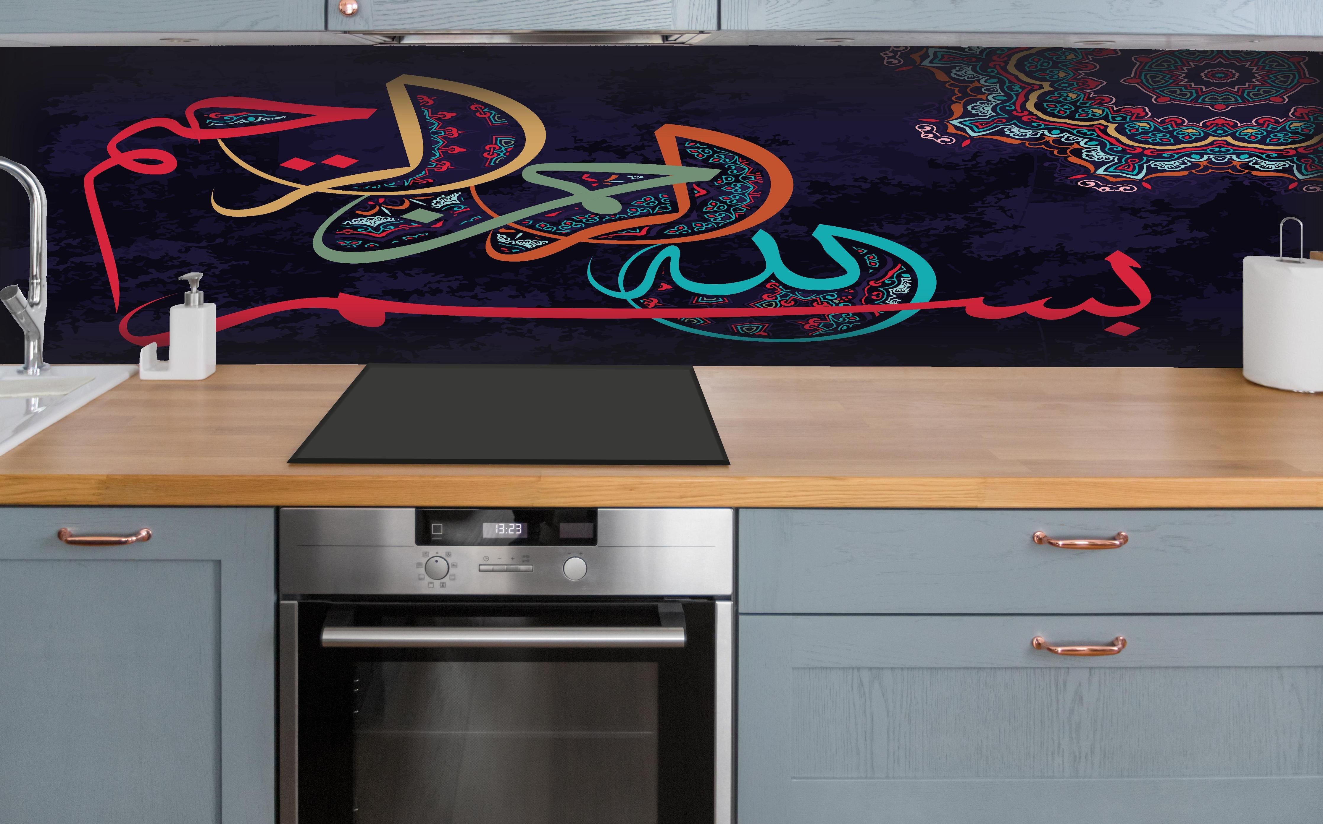 Küche - Abstrakte Orientalische Kalligraphie in Farbe hinter weißen Hochglanz-Küchenregalen und schwarzem Wasserhahn