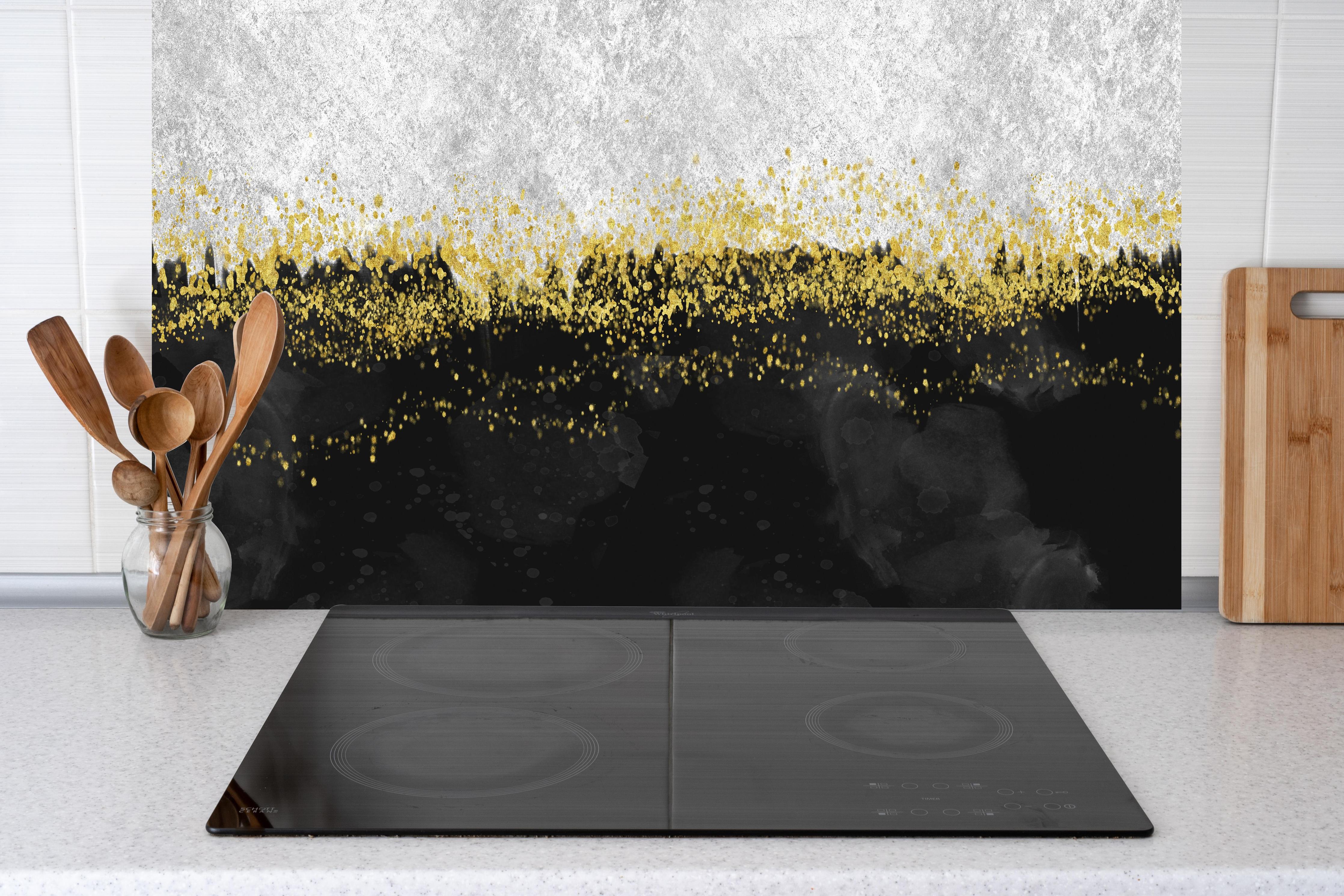 Küche - Abstrakte Resin Geode Kunst Tapete hinter weißen Hochglanz-Küchenregalen und schwarzem Wasserhahn