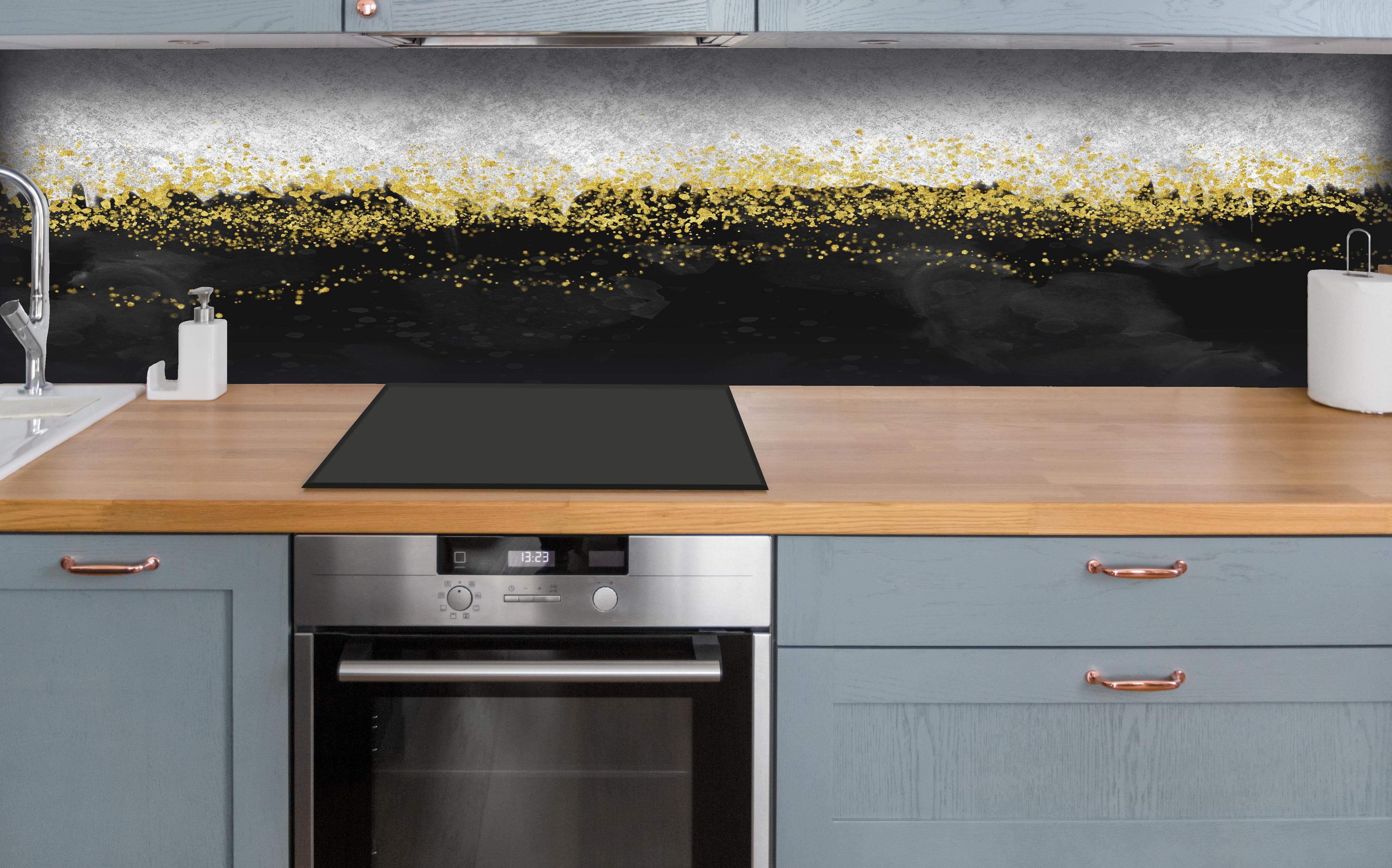 Küche - Abstrakte Resin Geode Kunst Tapete hinter weißen Hochglanz-Küchenregalen und schwarzem Wasserhahn