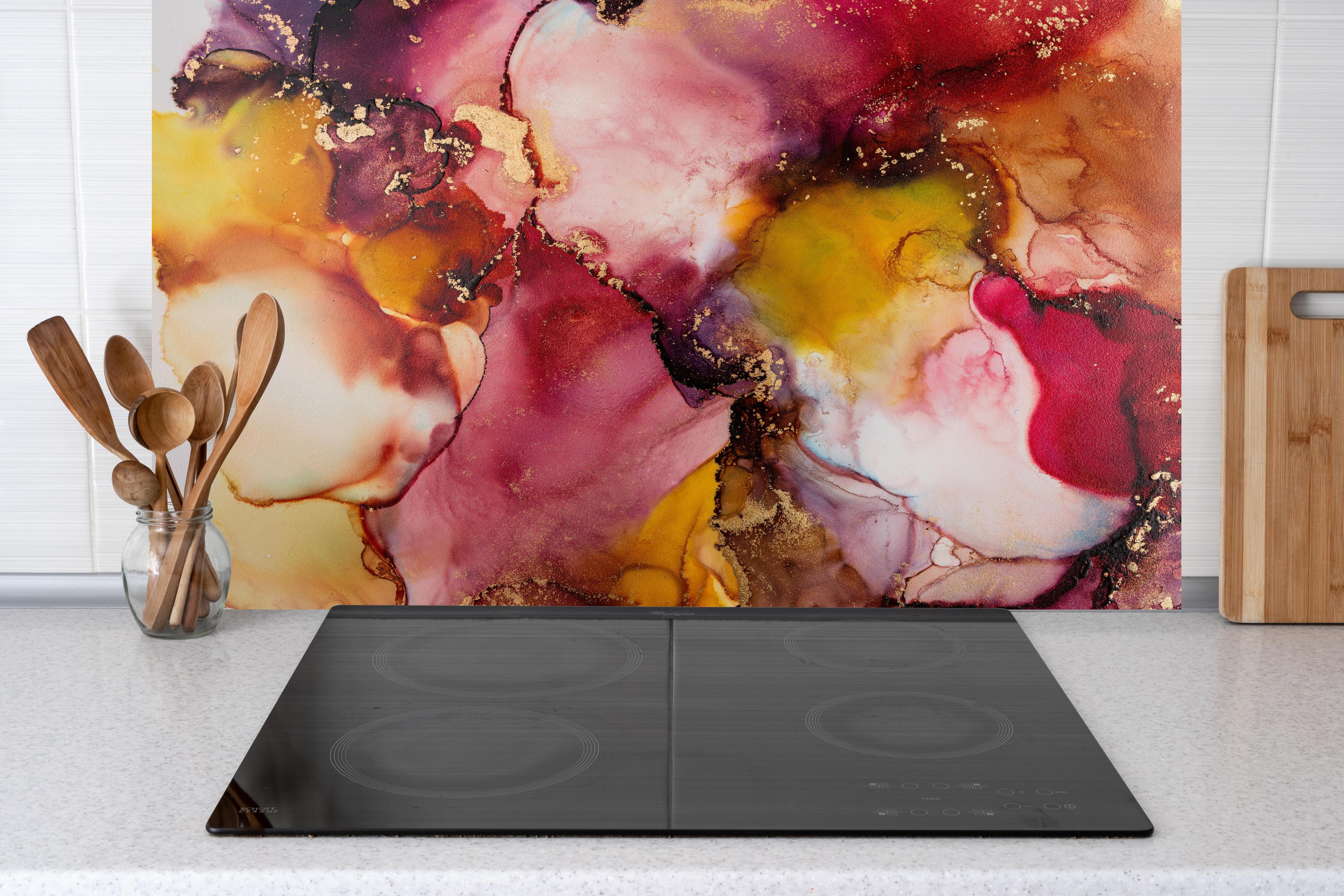 Küche - Abstrakte Tintentextur - Flüssigkunst hinter weißen Hochglanz-Küchenregalen und schwarzem Wasserhahn