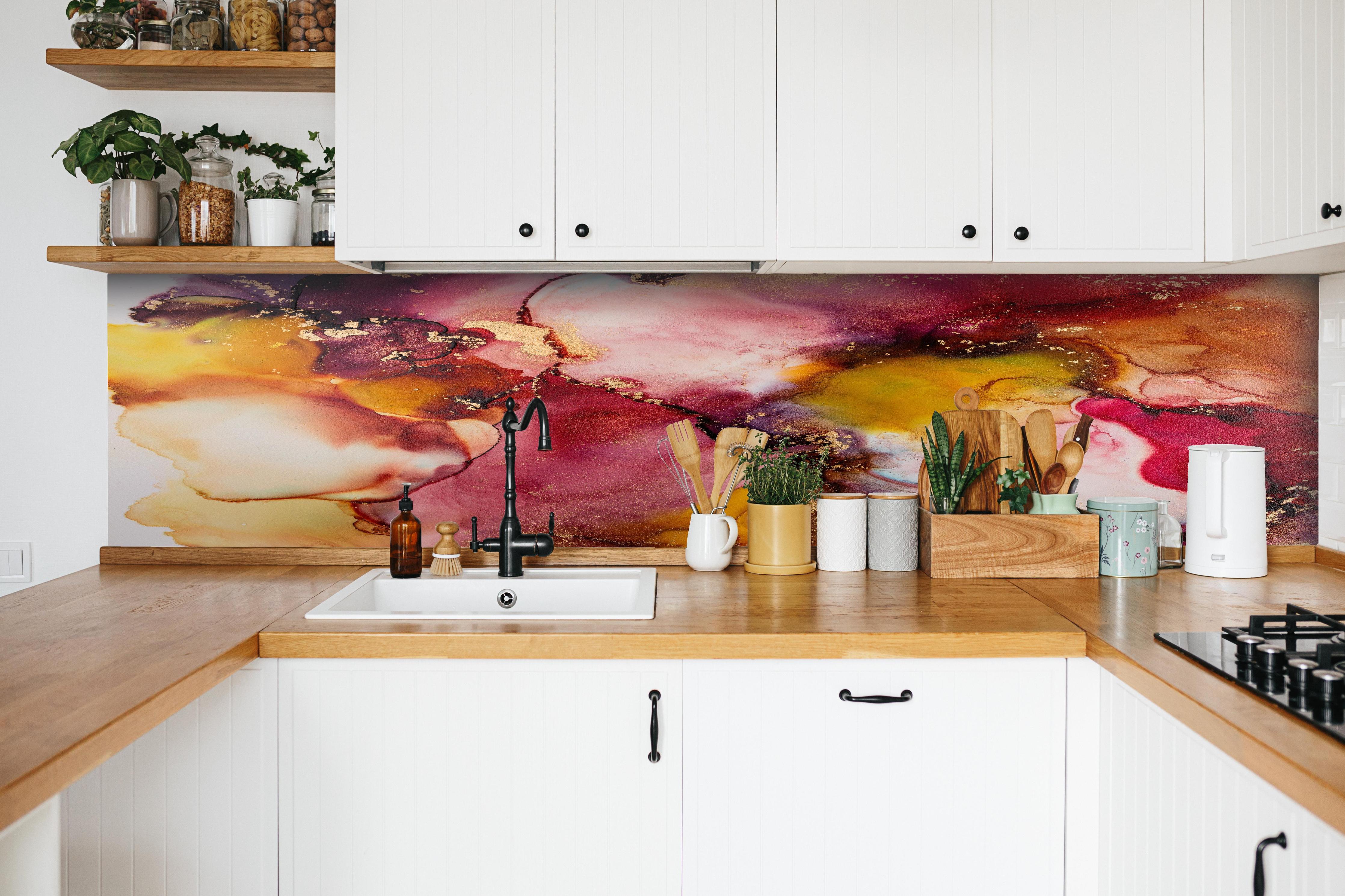 Küche - Abstrakte Tintentextur - Flüssigkunst hinter weißen Hochglanz-Küchenregalen und schwarzem Wasserhahn