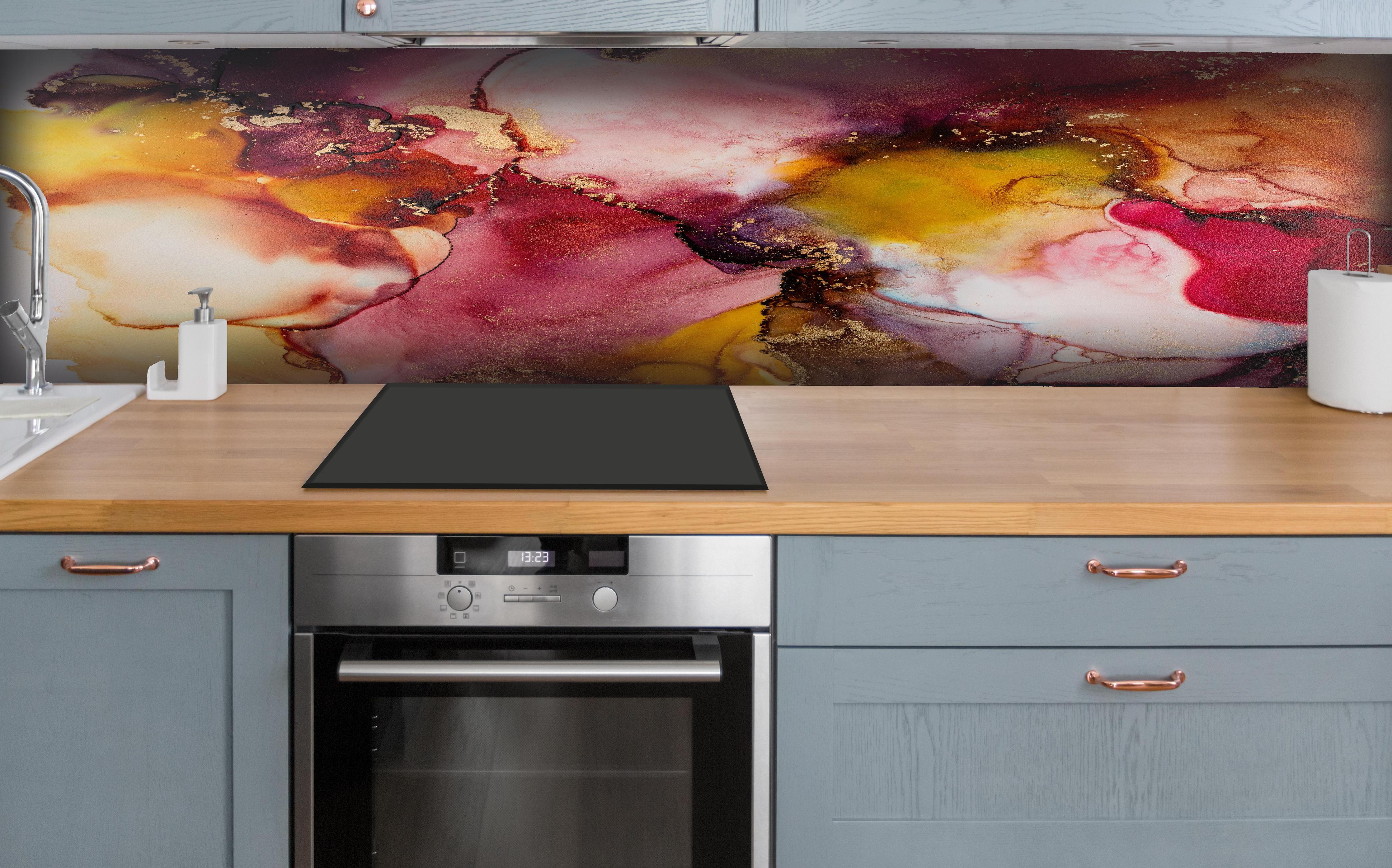 Küche - Abstrakte Tintentextur - Flüssigkunst hinter weißen Hochglanz-Küchenregalen und schwarzem Wasserhahn