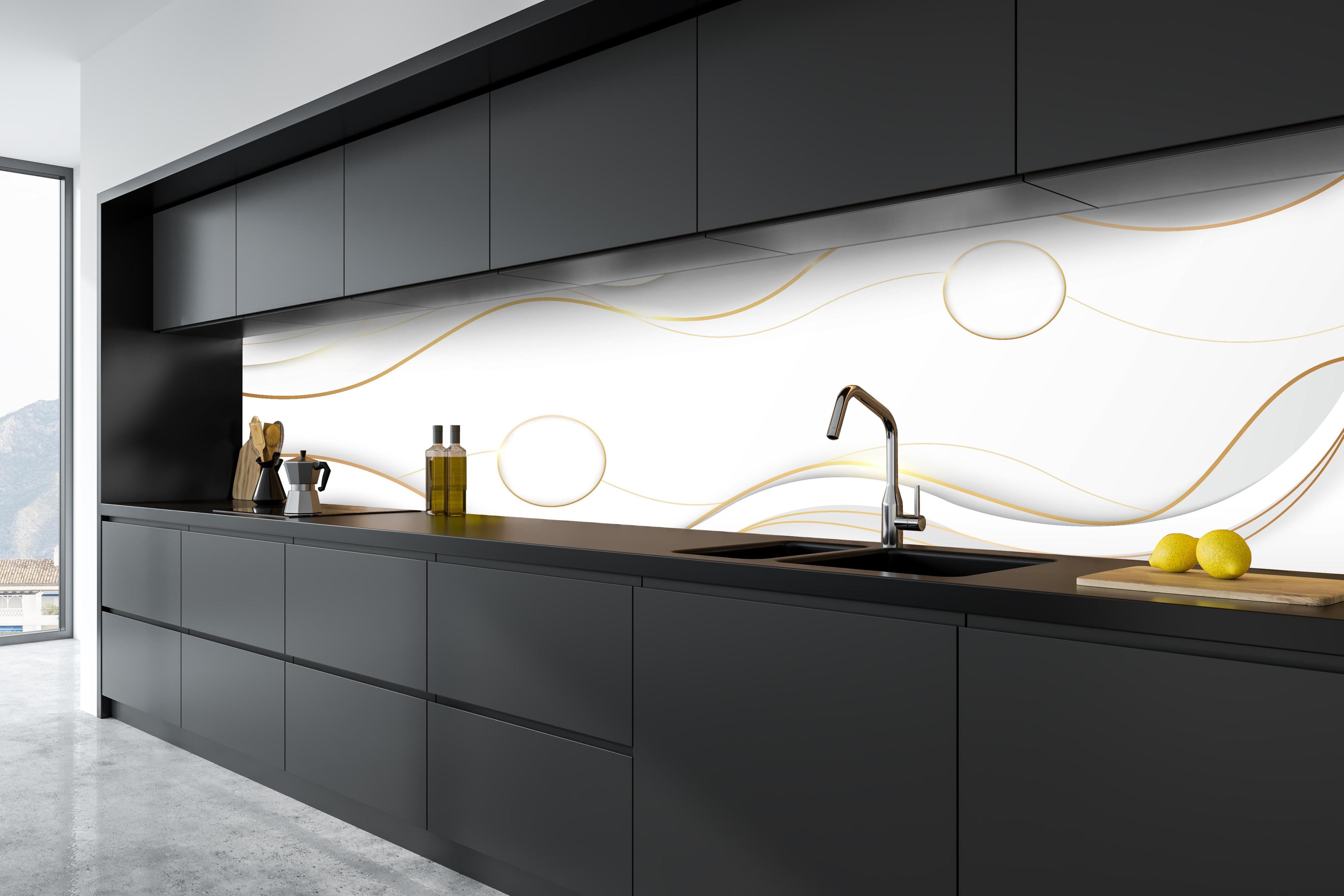 Küche - Abstrakte Weiß-Gold Wellen Designgrafik hinter weißen Hochglanz-Küchenregalen und schwarzem Wasserhahn