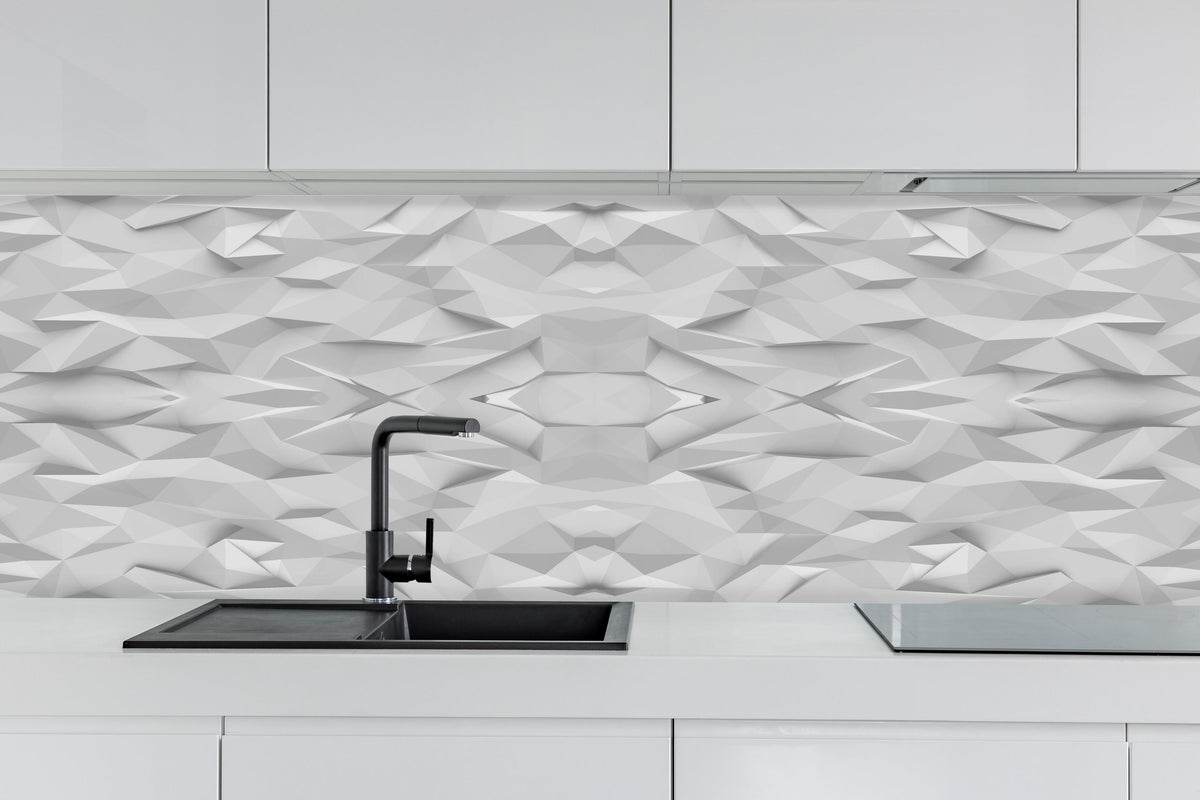 Küche - Abstrakte Weiß-Graue Geometrische Struktur hinter weißen Hochglanz-Küchenregalen und schwarzem Wasserhahn