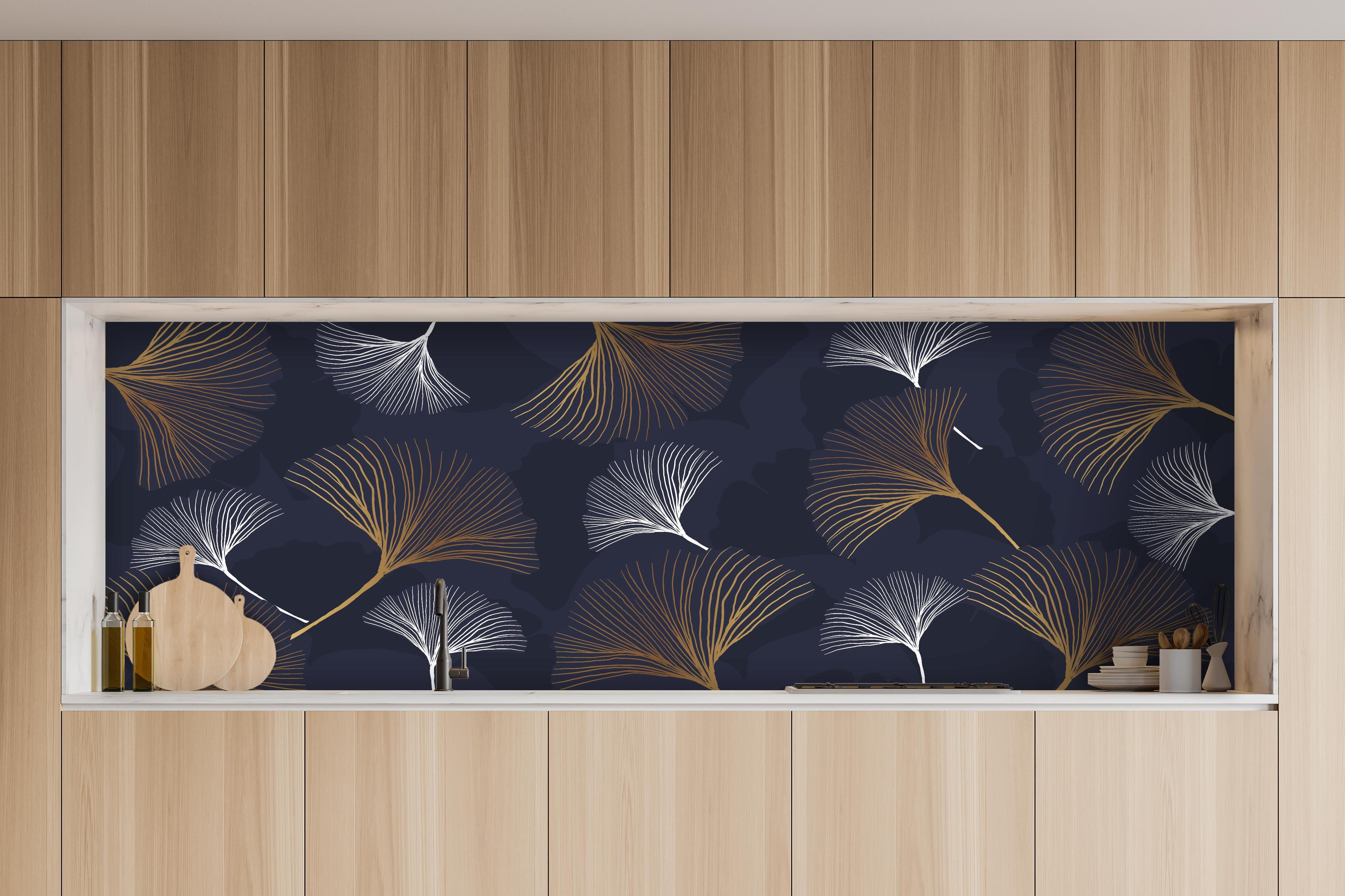 Küche - Abstrakte dunkelblaue Ginkgo-Blatt-Muster hinter weißen Hochglanz-Küchenregalen und schwarzem Wasserhahn