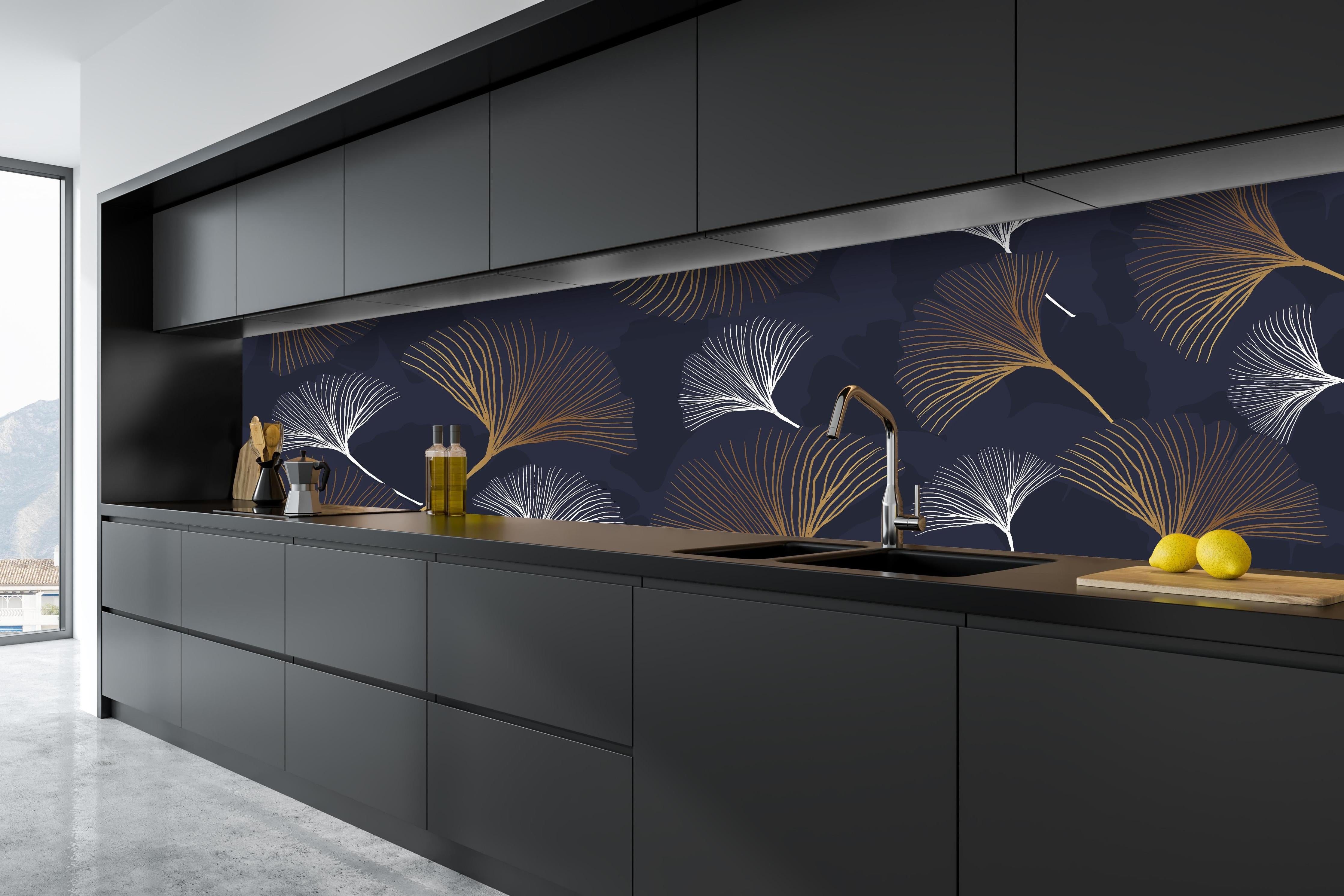 Küche - Abstrakte dunkelblaue Ginkgo-Blatt-Muster hinter weißen Hochglanz-Küchenregalen und schwarzem Wasserhahn