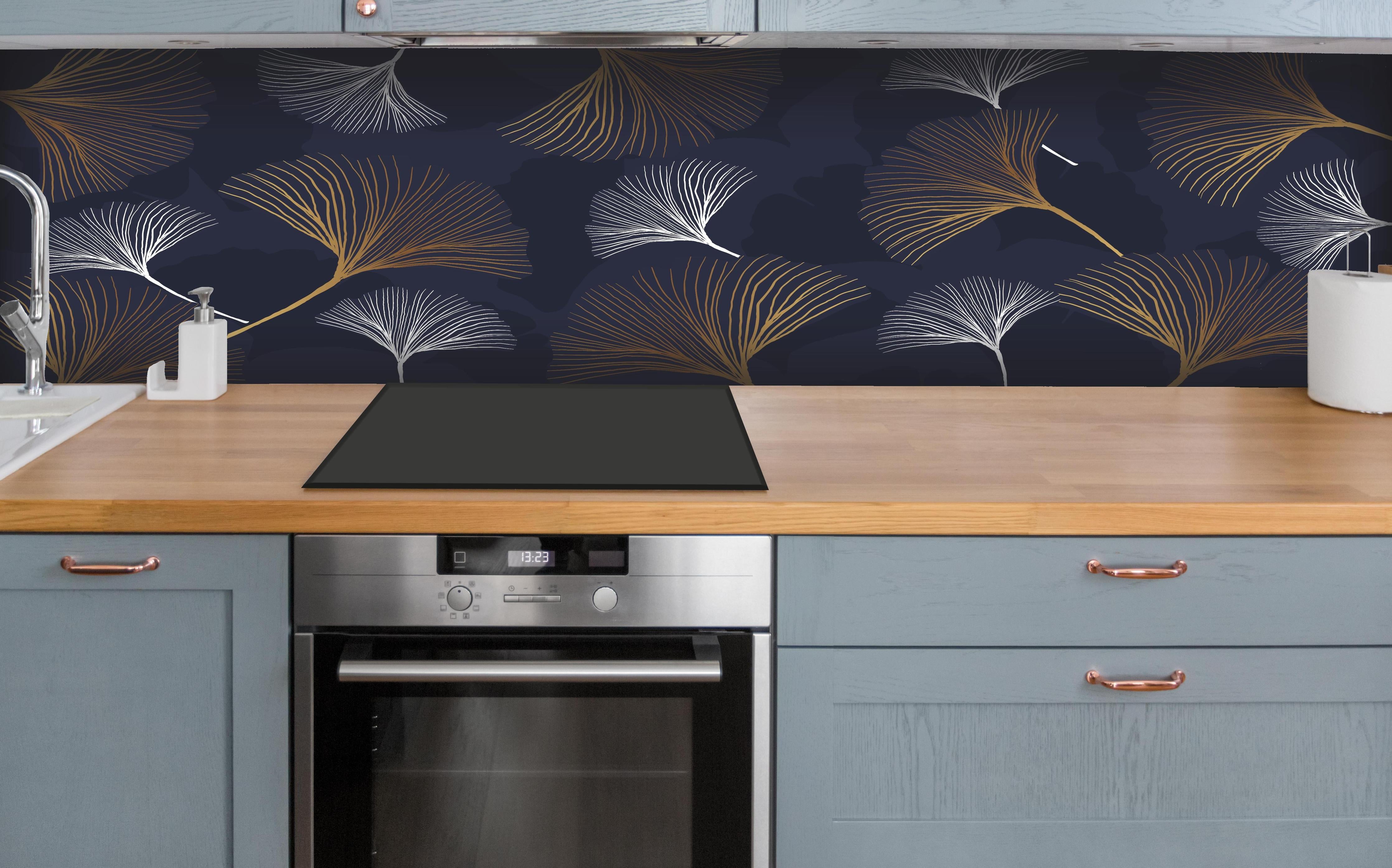 Küche - Abstrakte dunkelblaue Ginkgo-Blatt-Muster hinter weißen Hochglanz-Küchenregalen und schwarzem Wasserhahn