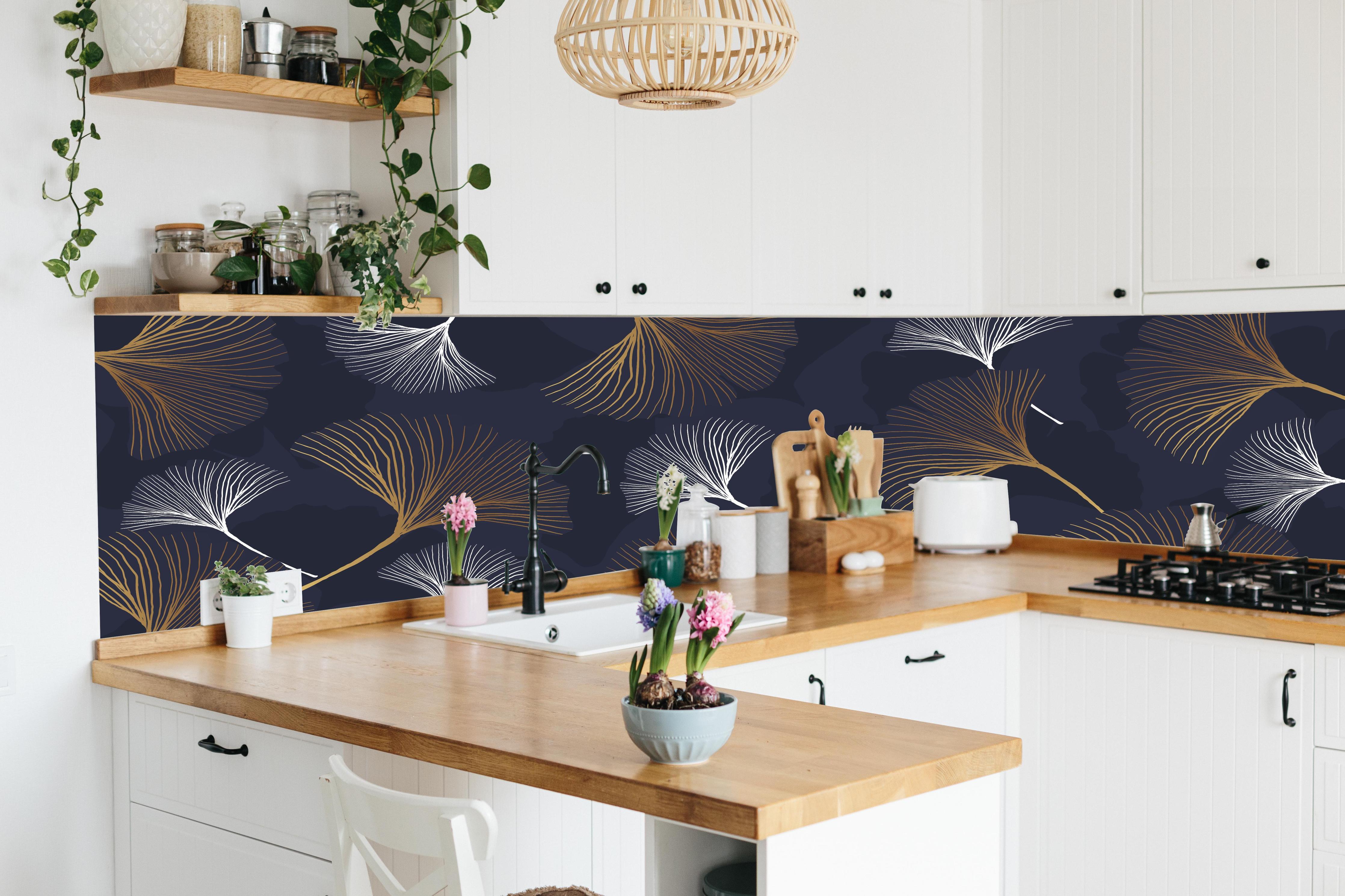 Küche - Abstrakte dunkelblaue Ginkgo-Blatt-Muster hinter weißen Hochglanz-Küchenregalen und schwarzem Wasserhahn