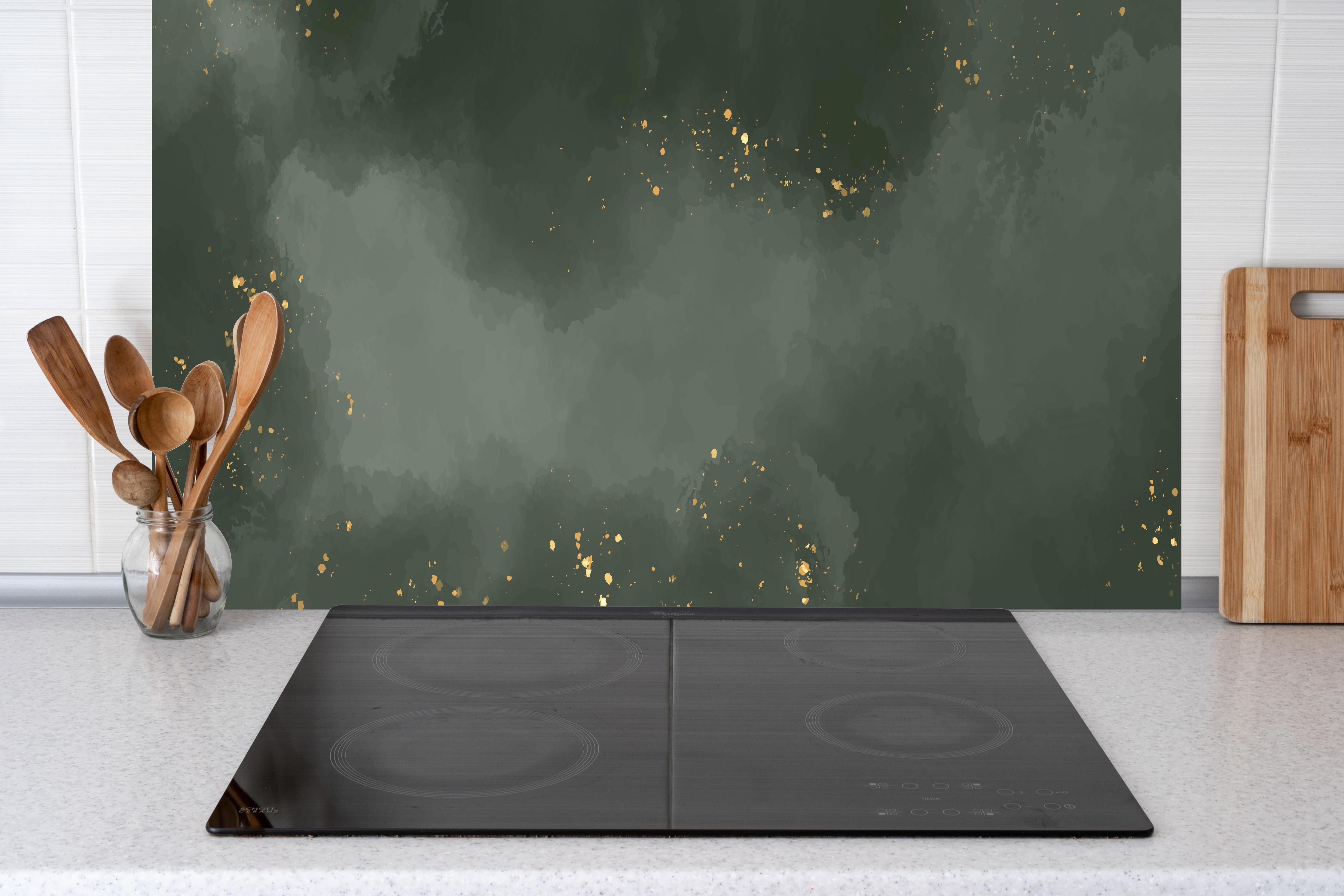 Küche - Abstrakte dunkelgraue Wolkentextur mit Glitzereffekt hinter weißen Hochglanz-Küchenregalen und schwarzem Wasserhahn