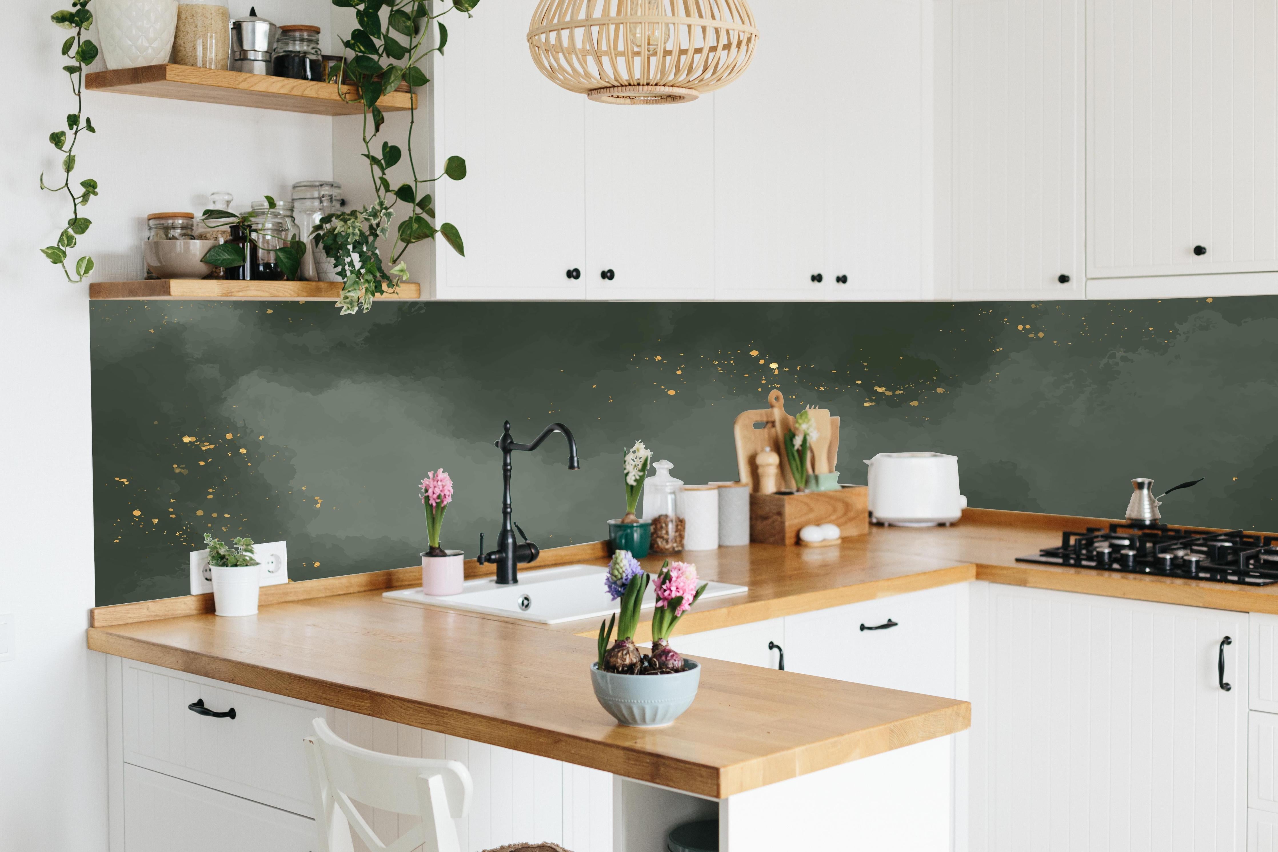 Küche - Abstrakte dunkelgraue Wolkentextur mit Glitzereffekt hinter weißen Hochglanz-Küchenregalen und schwarzem Wasserhahn