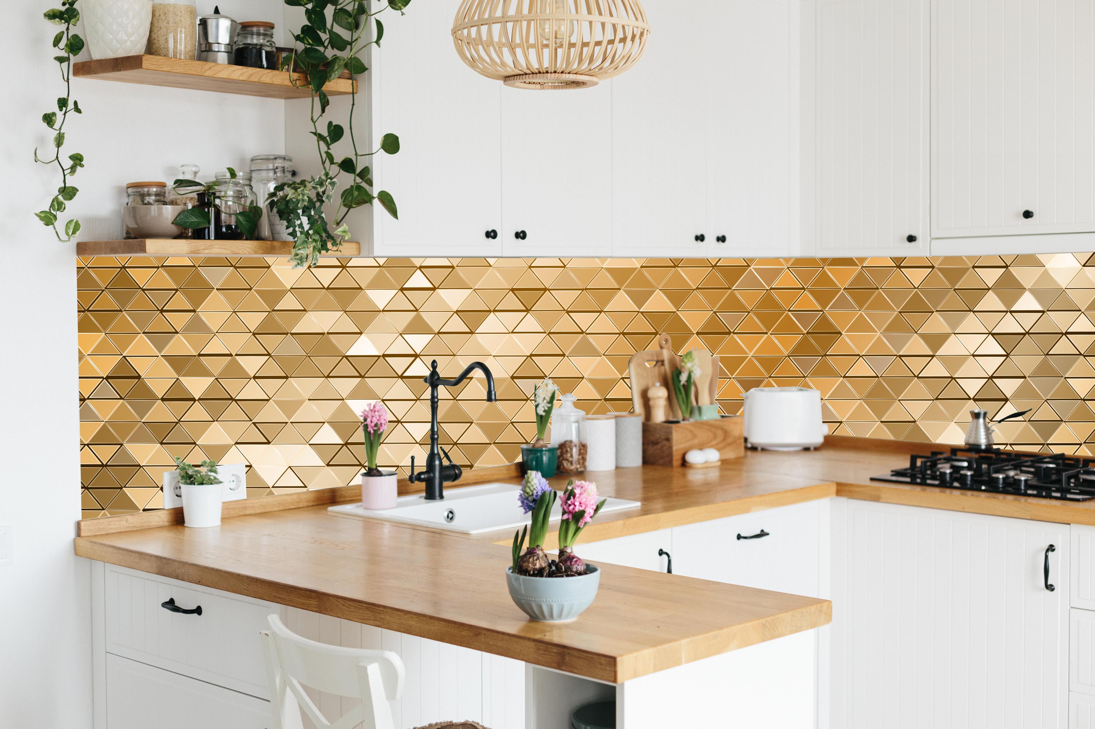 Küche - Abstrakte goldene Mosaik Wandverkleidung hinter weißen Hochglanz-Küchenregalen und schwarzem Wasserhahn