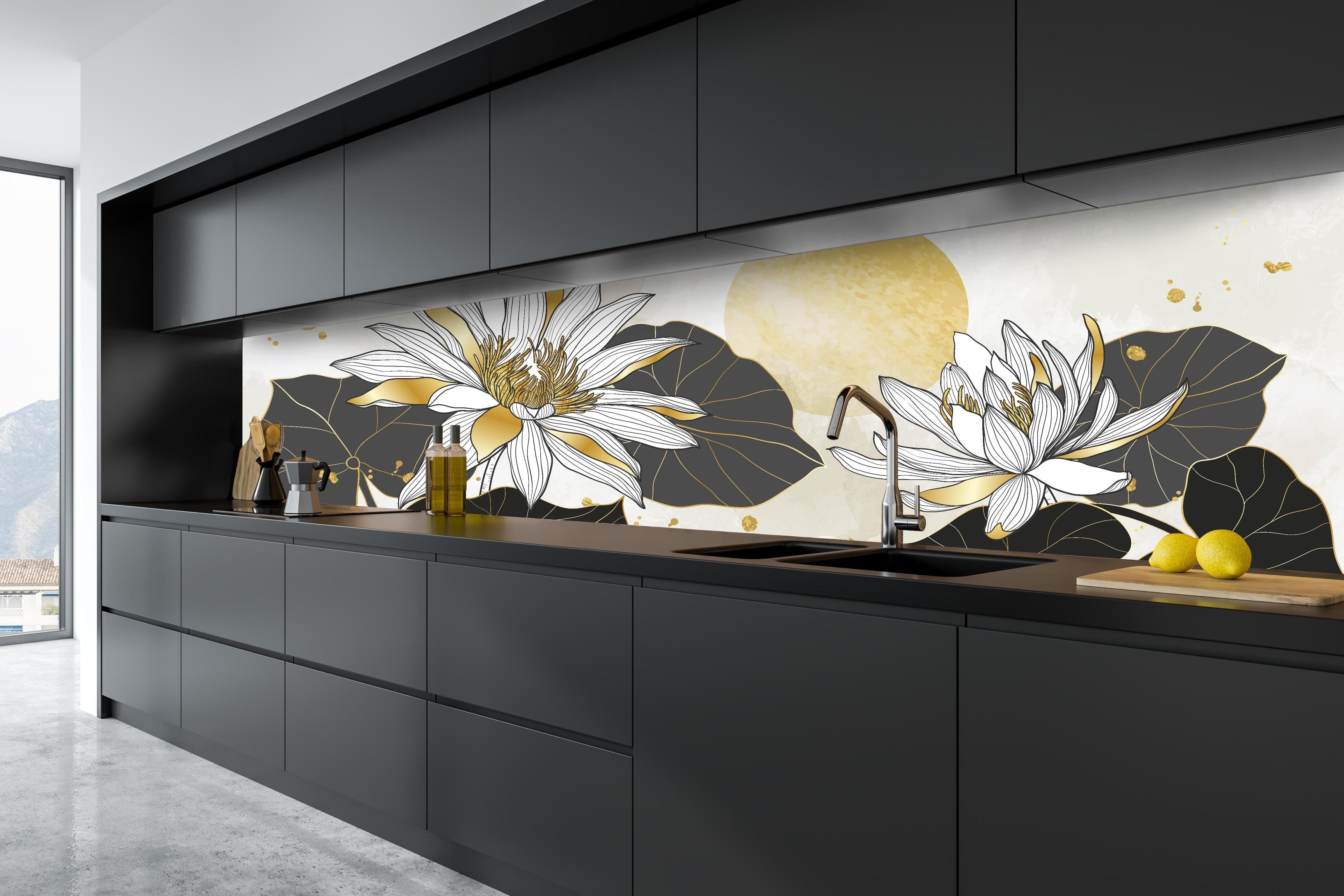 Küche - Abstrakte goldene Seerosen auf Leinwand hinter weißen Hochglanz-Küchenregalen und schwarzem Wasserhahn