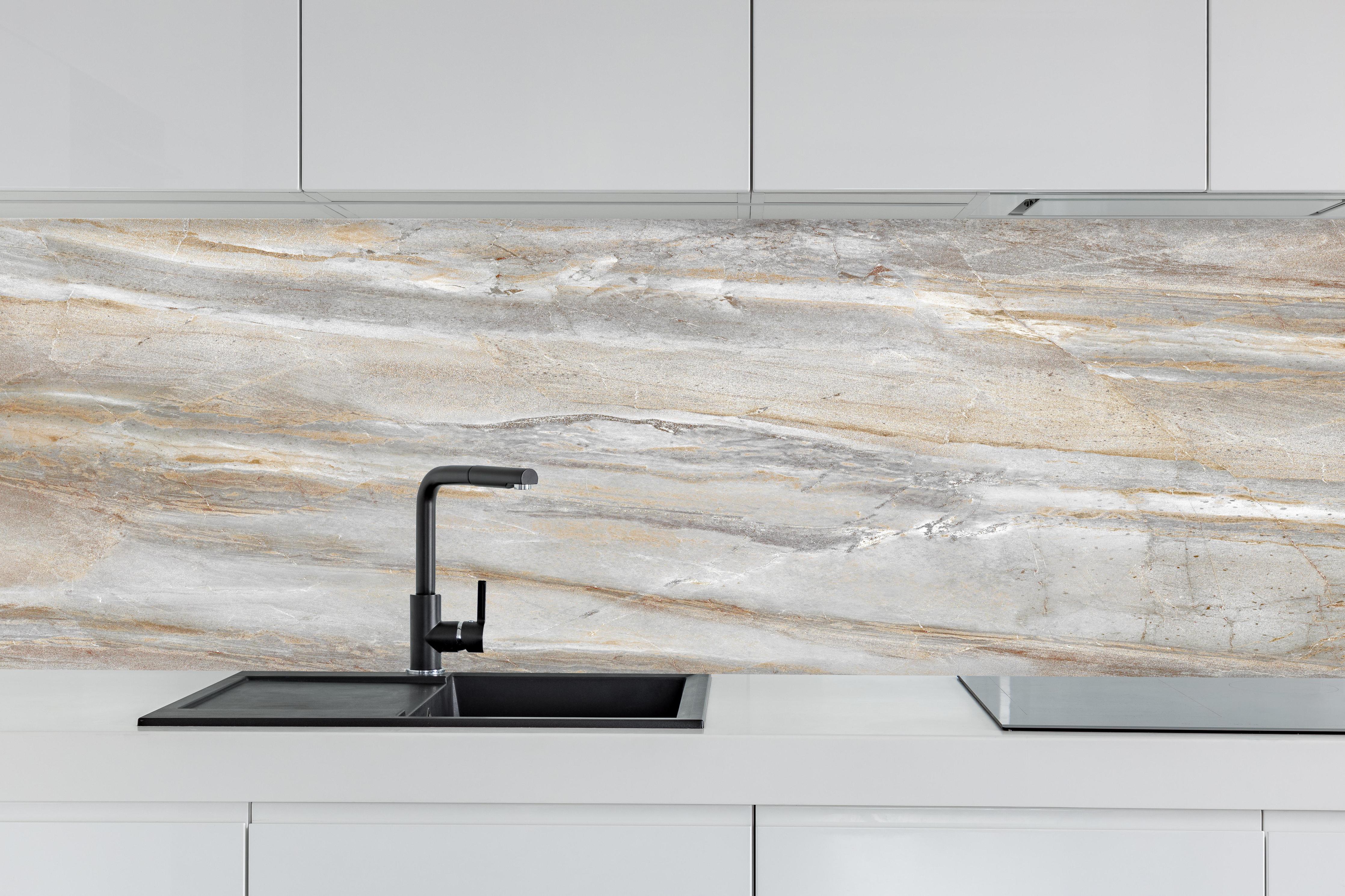 Küche - Abstrakter Marmor auf hellem Hintergrund hinter weißen Hochglanz-Küchenregalen und schwarzem Wasserhahn